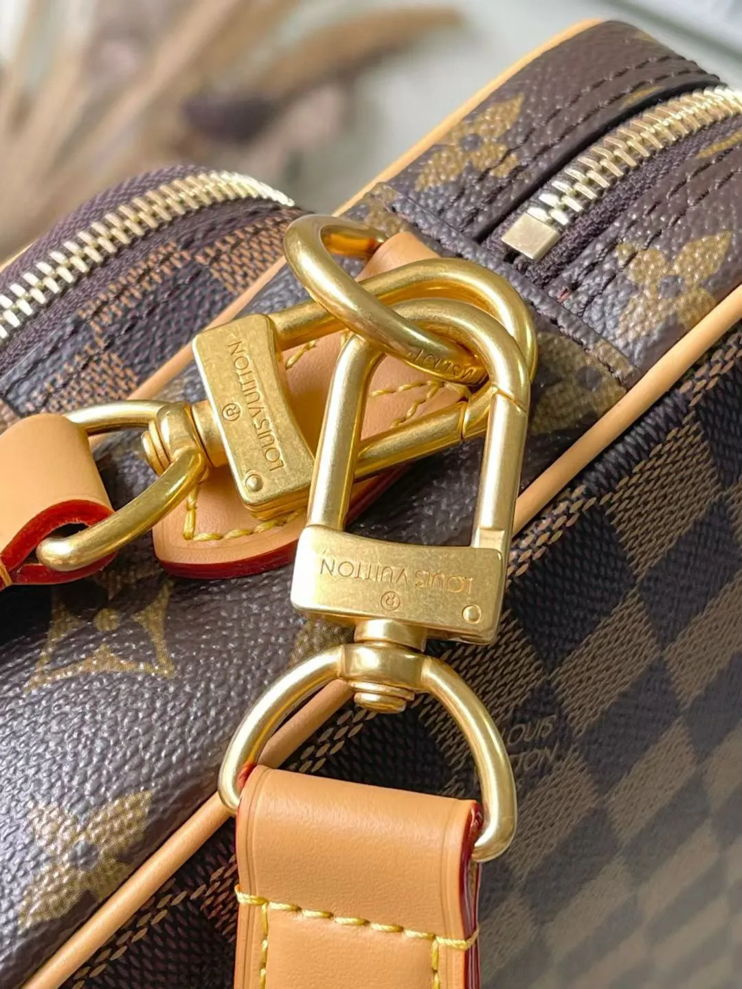 💰1280 Top Original M26068 This Nil crossbody bag is made of Monogram canvas body with Damier and Monogram Reverse canvas patches, creating an elegant collage effect. The spacious main compartment and zippered front pocket ensure easy access, while the removable top handle and shoulder strap allow for multiple carry options. 17.5 x 11 x 25 cm (height x width x length)