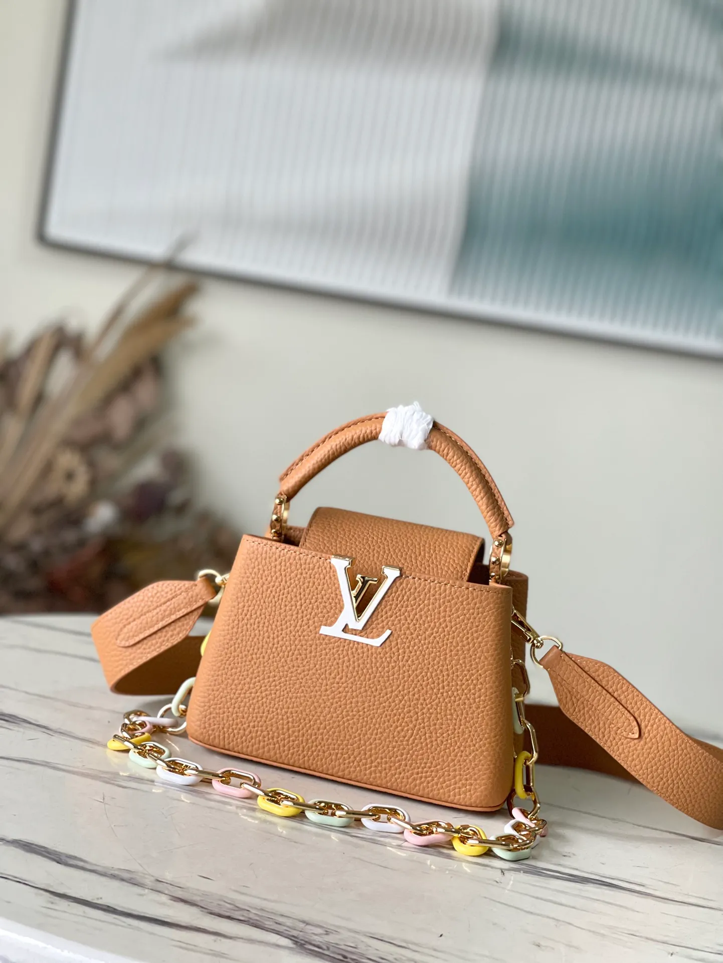 💰2460 (Special Original Leather) M21652 Brown Mini This Capucines mini handbag has metal and resin links interlocking with each other, adding a fun detachable chain to the classic design. Taurillon leather has a shiny look, and the logo can be highlighted by placing the flap on the inside. Dimensions: 21 x 14 x 8 cm