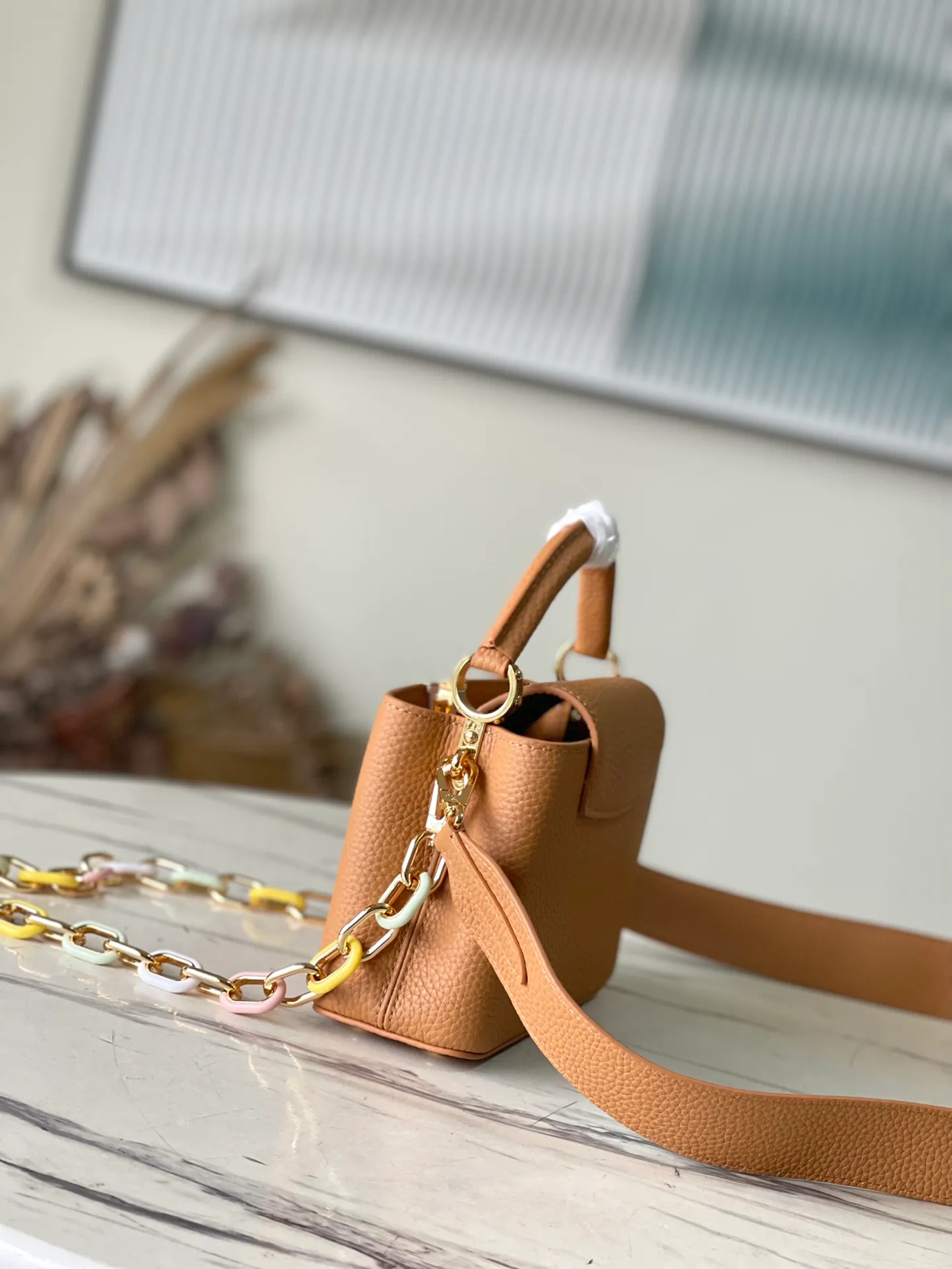 💰2460 (Special Original Leather) M21652 Brown Mini This Capucines mini handbag has metal and resin links interlocking with each other, adding a fun detachable chain to the classic design. Taurillon leather has a shiny look, and the logo can be highlighted by placing the flap on the inside. Dimensions: 21 x 14 x 8 cm