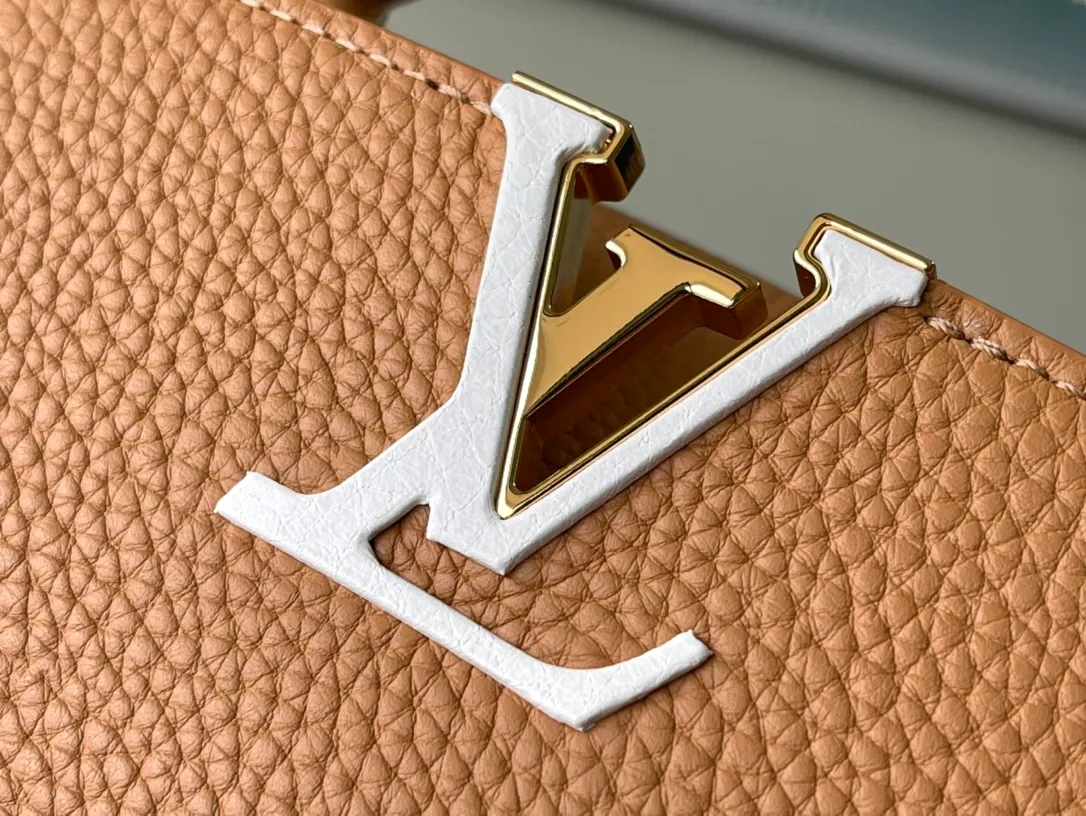 💰2460 (Special Original Leather) M21652 Brown Mini This Capucines mini handbag has metal and resin links interlocking with each other, adding a fun detachable chain to the classic design. Taurillon leather has a shiny look, and the logo can be highlighted by placing the flap on the inside. Dimensions: 21 x 14 x 8 cm
