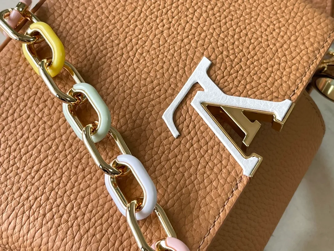💰2460 (Special Original Leather) M21652 Brown Mini This Capucines mini handbag has metal and resin links interlocking with each other, adding a fun detachable chain to the classic design. Taurillon leather has a shiny look, and the logo can be highlighted by placing the flap on the inside. Dimensions: 21 x 14 x 8 cm