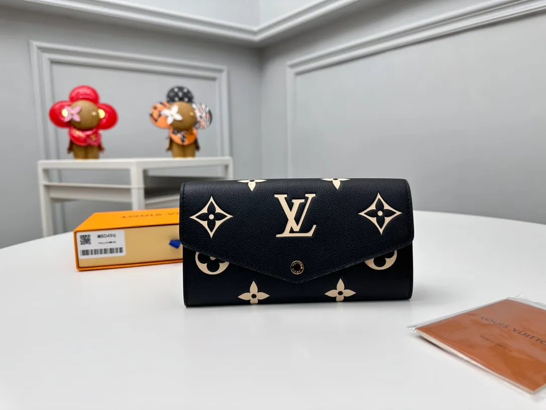 Factory 200 [Top Original Order] M80496 Black 👏👏 This Louis Vuitton classic Sarah wallet is made of two-tone Monogram Empreinte leather to create an elegant shape and is embellished with the iconic Monogram embossed pattern. The envelope-style bag flap design is securely opened and closed with gold snap buttons, opening it to reveal an organized interior space. This wallet features two large compartments, multiple pockets, and 16 credit card slots. Dimensions: 19 x 10.5 x 2cm.