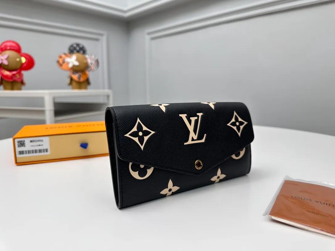 Factory 200 [Top Original Order] M80496 Black 👏👏 This Louis Vuitton classic Sarah wallet is made of two-tone Monogram Empreinte leather to create an elegant shape and is embellished with the iconic Monogram embossed pattern. The envelope-style bag flap design is securely opened and closed with gold snap buttons, opening it to reveal an organized interior space. This wallet features two large compartments, multiple pockets, and 16 credit card slots. Dimensions: 19 x 10.5 x 2cm.