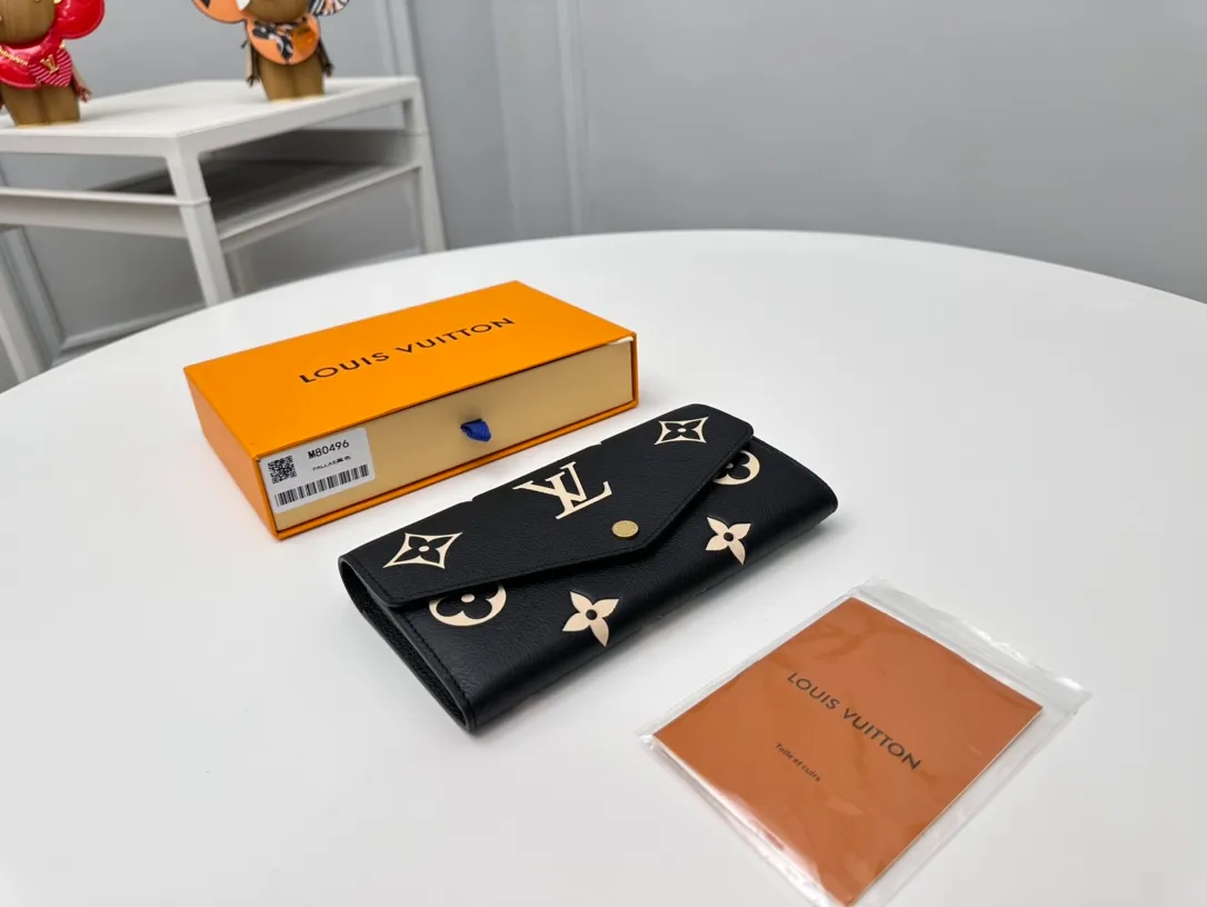 Factory 200 [Top Original Order] M80496 Black 👏👏 This Louis Vuitton classic Sarah wallet is made of two-tone Monogram Empreinte leather to create an elegant shape and is embellished with the iconic Monogram embossed pattern. The envelope-style bag flap design is securely opened and closed with gold snap buttons, opening it to reveal an organized interior space. This wallet features two large compartments, multiple pockets, and 16 credit card slots. Dimensions: 19 x 10.5 x 2cm.