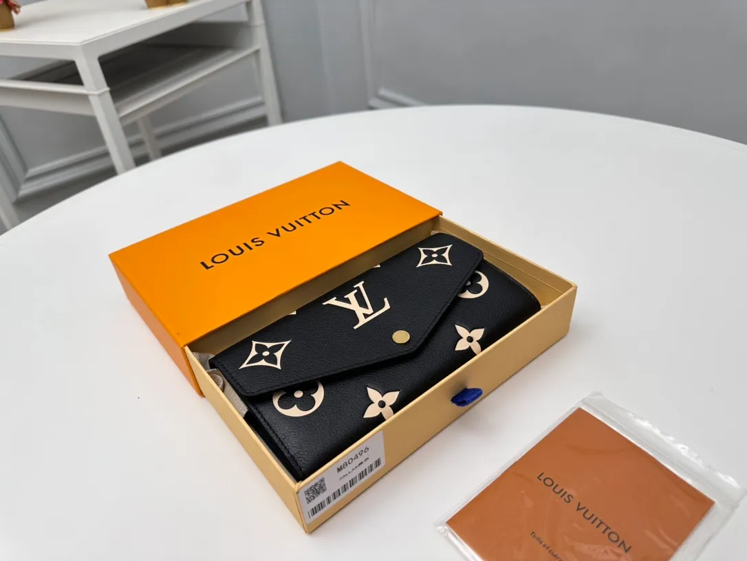 Factory 200 [Top Original Order] M80496 Black 👏👏 This Louis Vuitton classic Sarah wallet is made of two-tone Monogram Empreinte leather to create an elegant shape and is embellished with the iconic Monogram embossed pattern. The envelope-style bag flap design is securely opened and closed with gold snap buttons, opening it to reveal an organized interior space. This wallet features two large compartments, multiple pockets, and 16 credit card slots. Dimensions: 19 x 10.5 x 2cm.