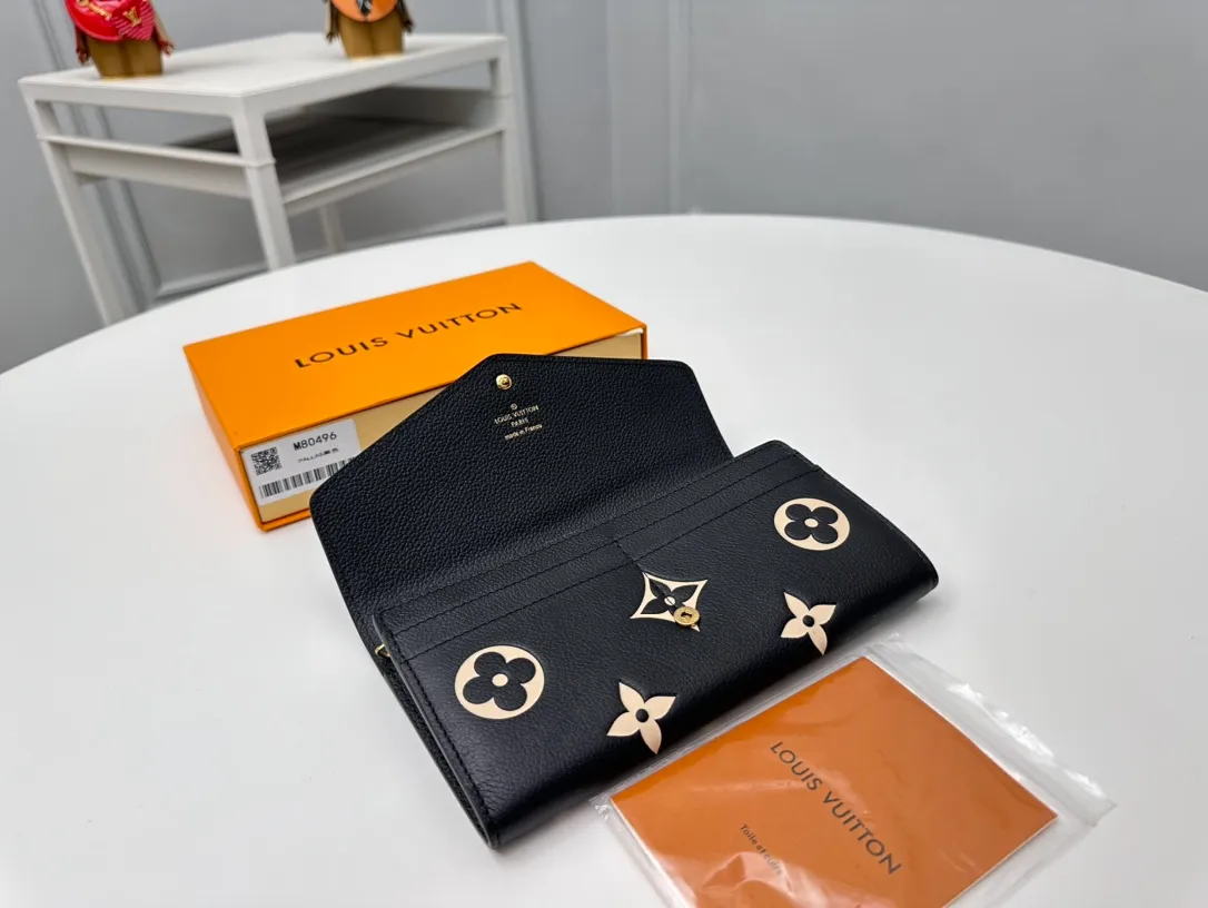Factory 200 [Top Original Order] M80496 Black 👏👏 This Louis Vuitton classic Sarah wallet is made of two-tone Monogram Empreinte leather to create an elegant shape and is embellished with the iconic Monogram embossed pattern. The envelope-style bag flap design is securely opened and closed with gold snap buttons, opening it to reveal an organized interior space. This wallet features two large compartments, multiple pockets, and 16 credit card slots. Dimensions: 19 x 10.5 x 2cm.