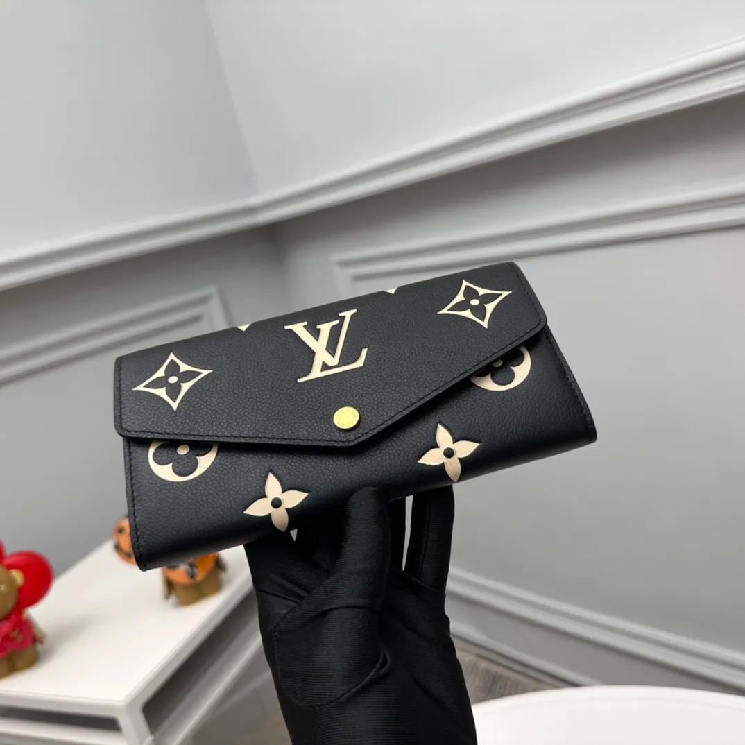 Factory 200 [Top Original Order] M80496 Black 👏👏 This Louis Vuitton classic Sarah wallet is made of two-tone Monogram Empreinte leather to create an elegant shape and is embellished with the iconic Monogram embossed pattern. The envelope-style bag flap design is securely opened and closed with gold snap buttons, opening it to reveal an organized interior space. This wallet features two large compartments, multiple pockets, and 16 credit card slots. Dimensions: 19 x 10.5 x 2cm.