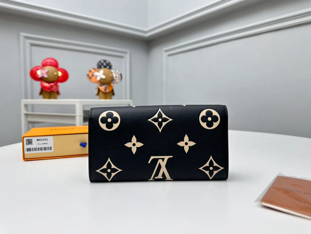 Factory 200 [Top Original Order] M80496 Black 👏👏 This Louis Vuitton classic Sarah wallet is made of two-tone Monogram Empreinte leather to create an elegant shape and is embellished with the iconic Monogram embossed pattern. The envelope-style bag flap design is securely opened and closed with gold snap buttons, opening it to reveal an organized interior space. This wallet features two large compartments, multiple pockets, and 16 credit card slots. Dimensions: 19 x 10.5 x 2cm.