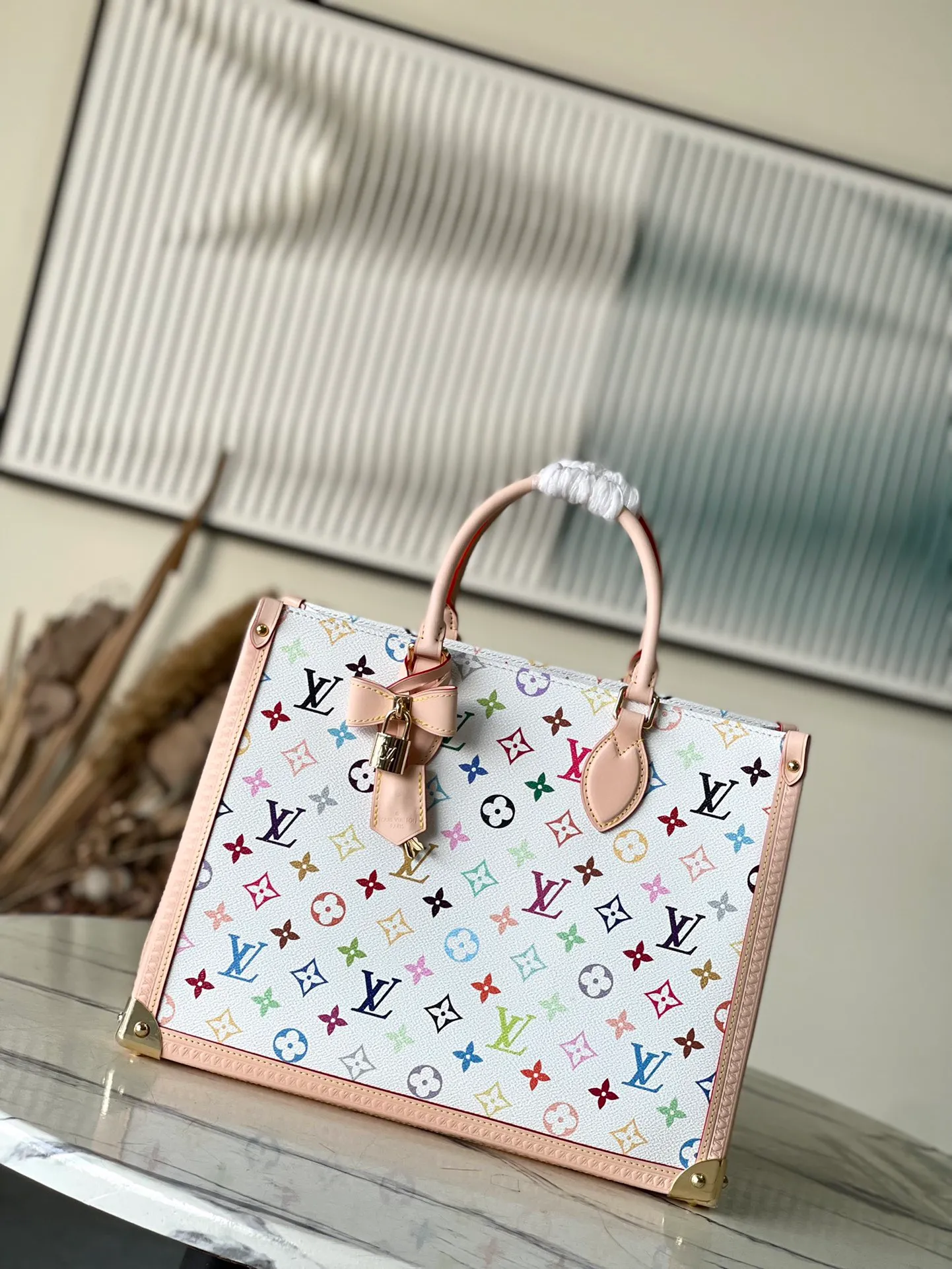 💰1280 Top Original Order M13079 Louis Vuitton The colorful Monogram canvas body, cow leather trim and LVxTM key bag reflect the sophisticated style. The bright corners recall the design of Louis Vuitton's traditional luggage. The shoulder strap and top handle allow for multiple carrying methods. Dimensions: 35 × 27 × 14 cm