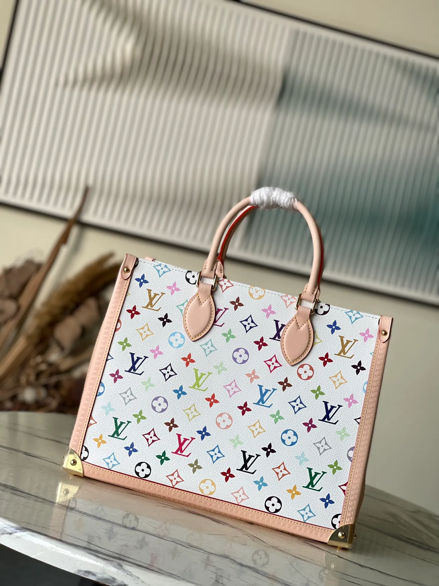 💰1280 Top Original Order M13079 Louis Vuitton The colorful Monogram canvas body, cow leather trim and LVxTM key bag reflect the sophisticated style. The bright corners recall the design of Louis Vuitton's traditional luggage. The shoulder strap and top handle allow for multiple carrying methods. Dimensions: 35 × 27 × 14 cm