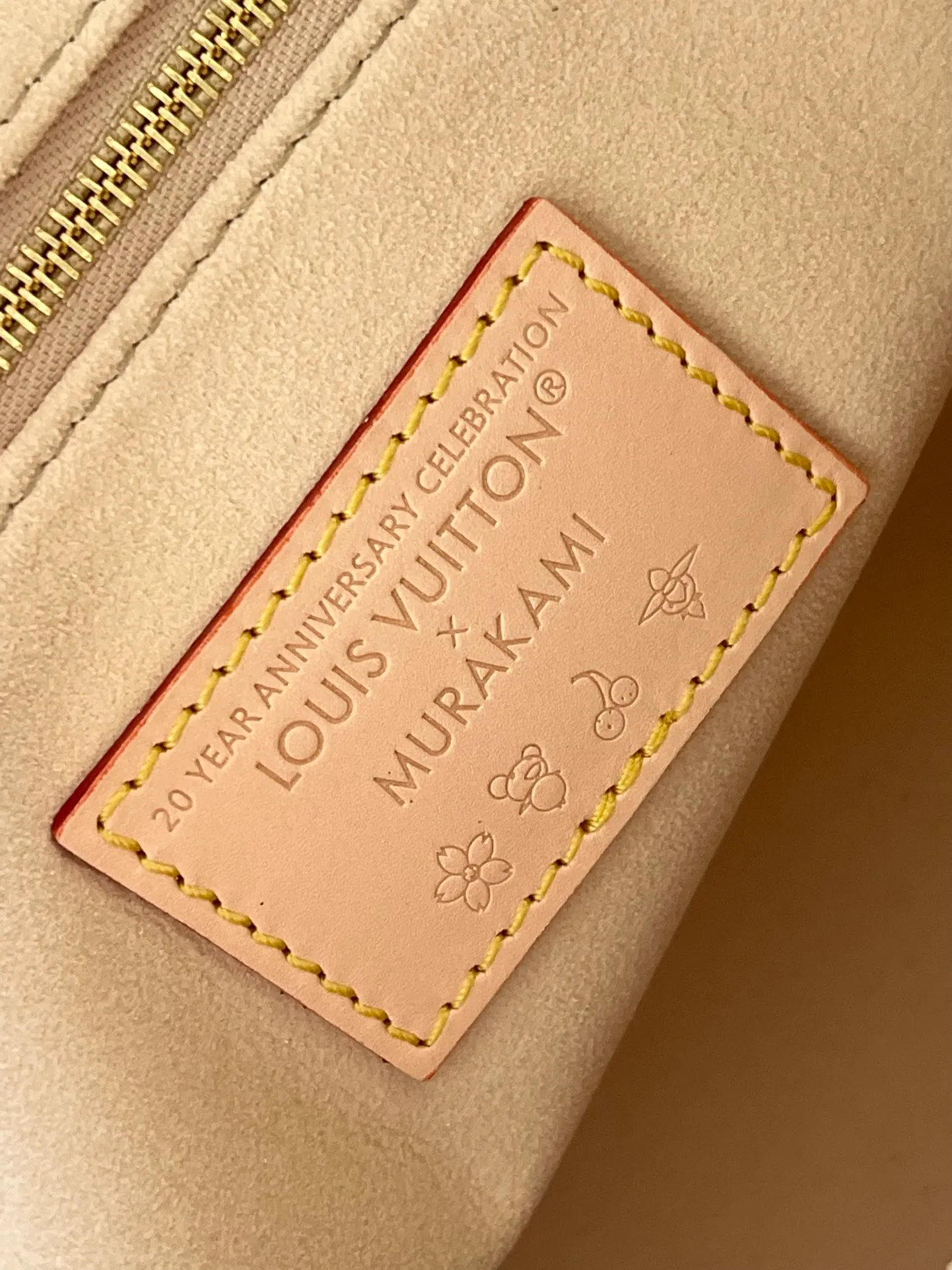 💰1280 Top Original Order M13079 Louis Vuitton The colorful Monogram canvas body, cow leather trim and LVxTM key bag reflect the sophisticated style. The bright corners recall the design of Louis Vuitton's traditional luggage. The shoulder strap and top handle allow for multiple carrying methods. Dimensions: 35 × 27 × 14 cm