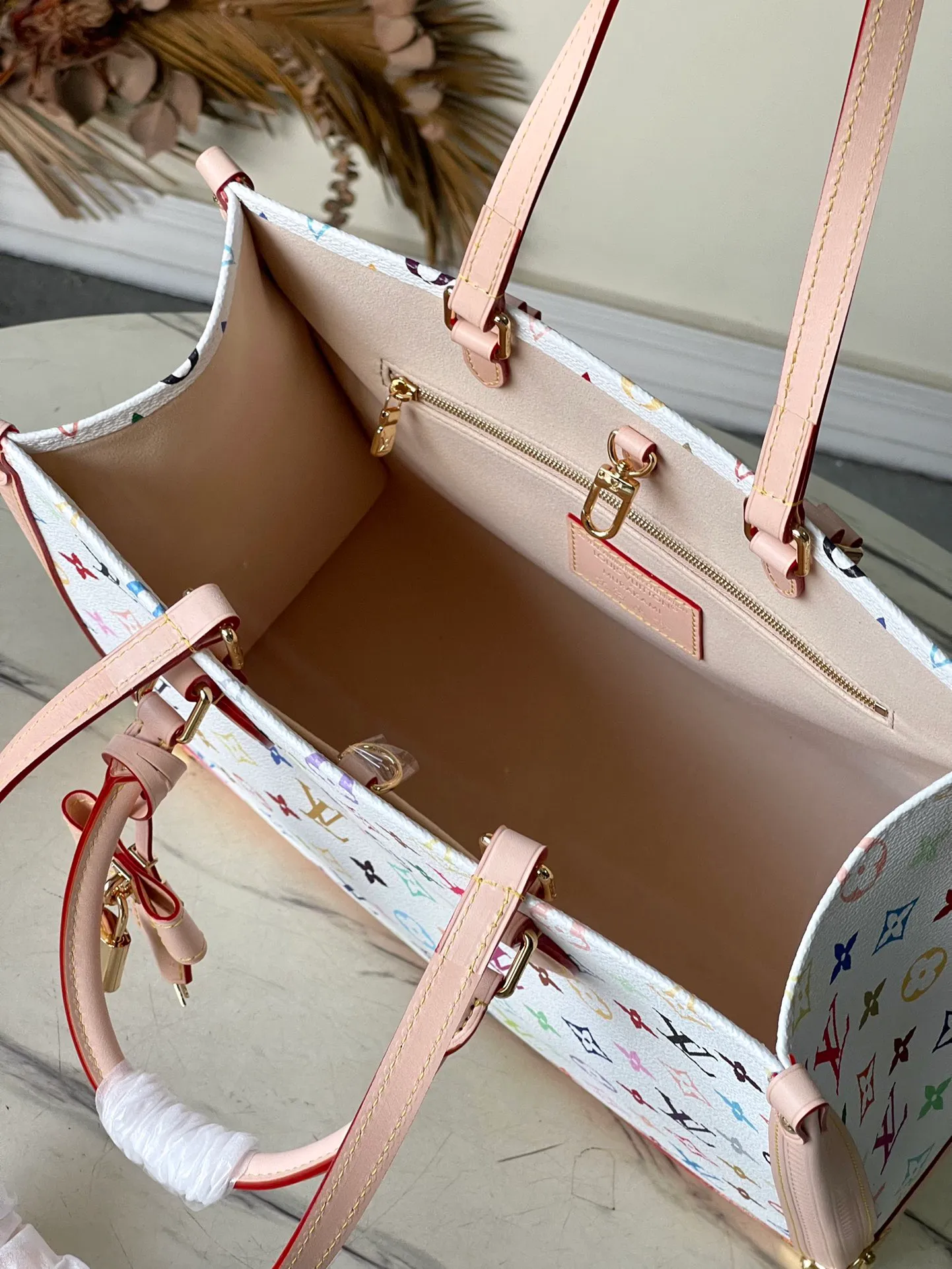 💰1280 Top Original Order M13079 Louis Vuitton The colorful Monogram canvas body, cow leather trim and LVxTM key bag reflect the sophisticated style. The bright corners recall the design of Louis Vuitton's traditional luggage. The shoulder strap and top handle allow for multiple carrying methods. Dimensions: 35 × 27 × 14 cm