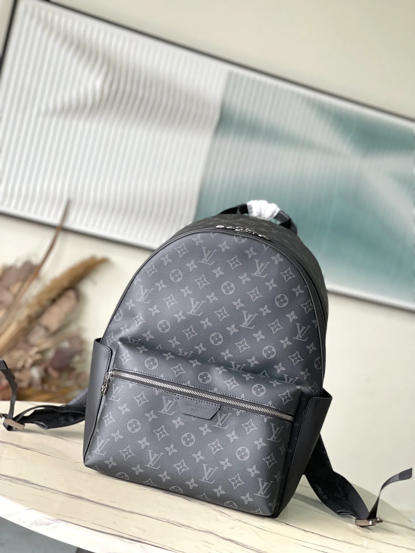 💰960 Top Original M22545 Medium This Discovery medium backpack is made of Monogram Eclipse canvas and metal parts to show its elegant style. The front pocket makes it easy to access your belongings, the inner pocket and double zipper closure ensure safe and organized storage, and the adjustable leather shoulder strap allows for comfortable carrying. 31 x 42 x 17 cm (length x height x width)