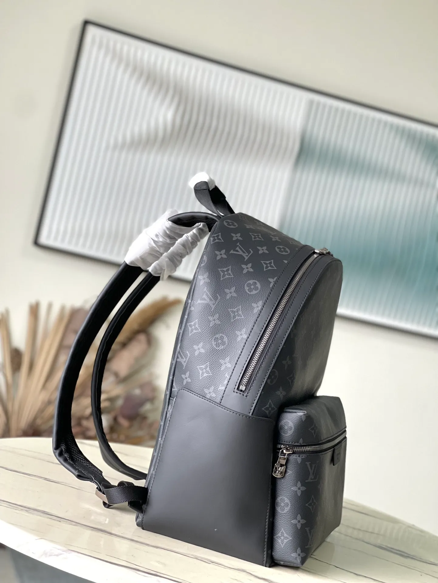💰960 Top Original M22545 Medium This Discovery medium backpack is made of Monogram Eclipse canvas and metal parts to show its elegant style. The front pocket makes it easy to access your belongings, the inner pocket and double zipper closure ensure safe and organized storage, and the adjustable leather shoulder strap allows for comfortable carrying. 31 x 42 x 17 cm (length x height x width)