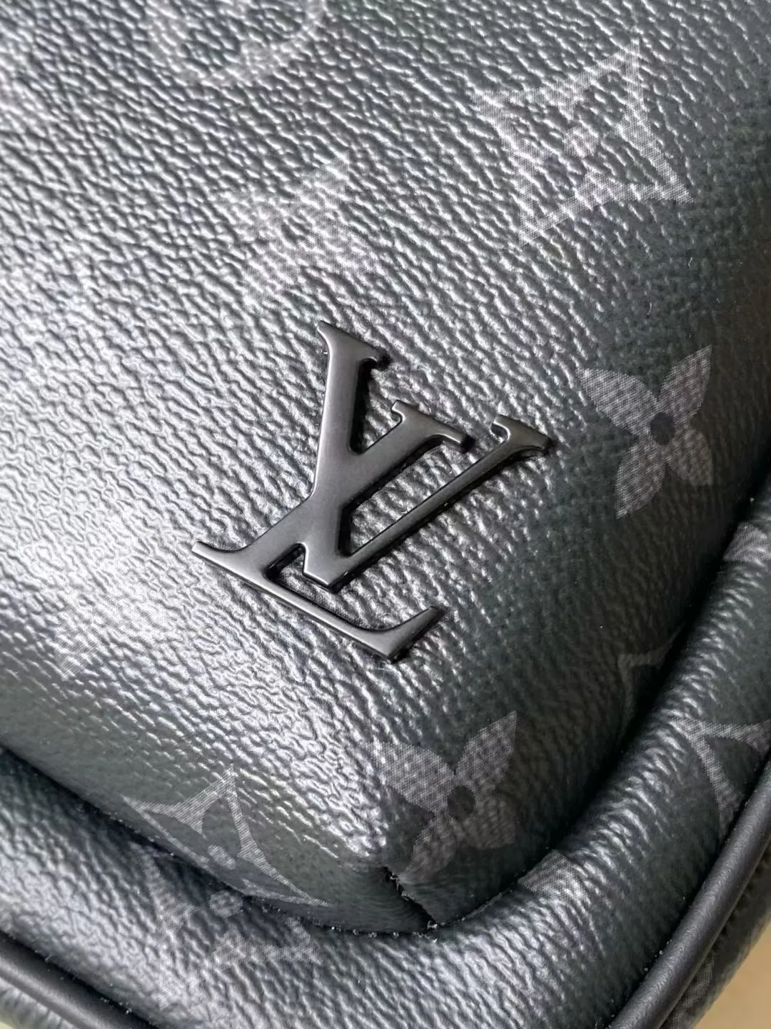 💰860 Top original item M47137 This Avenue small shoulder bag is made of Monogram Eclipse coated canvas, with a sophisticated structure that explores the trend of traveling cross-body. An interior pocket in the main compartment ensures secure storage, while an exterior zippered pocket provides easy access to frequently used items. There is a triangular zipper pocket where the shoulder strap connects to the handbag. Dimensions: 16 × 33 × 5.7 cm