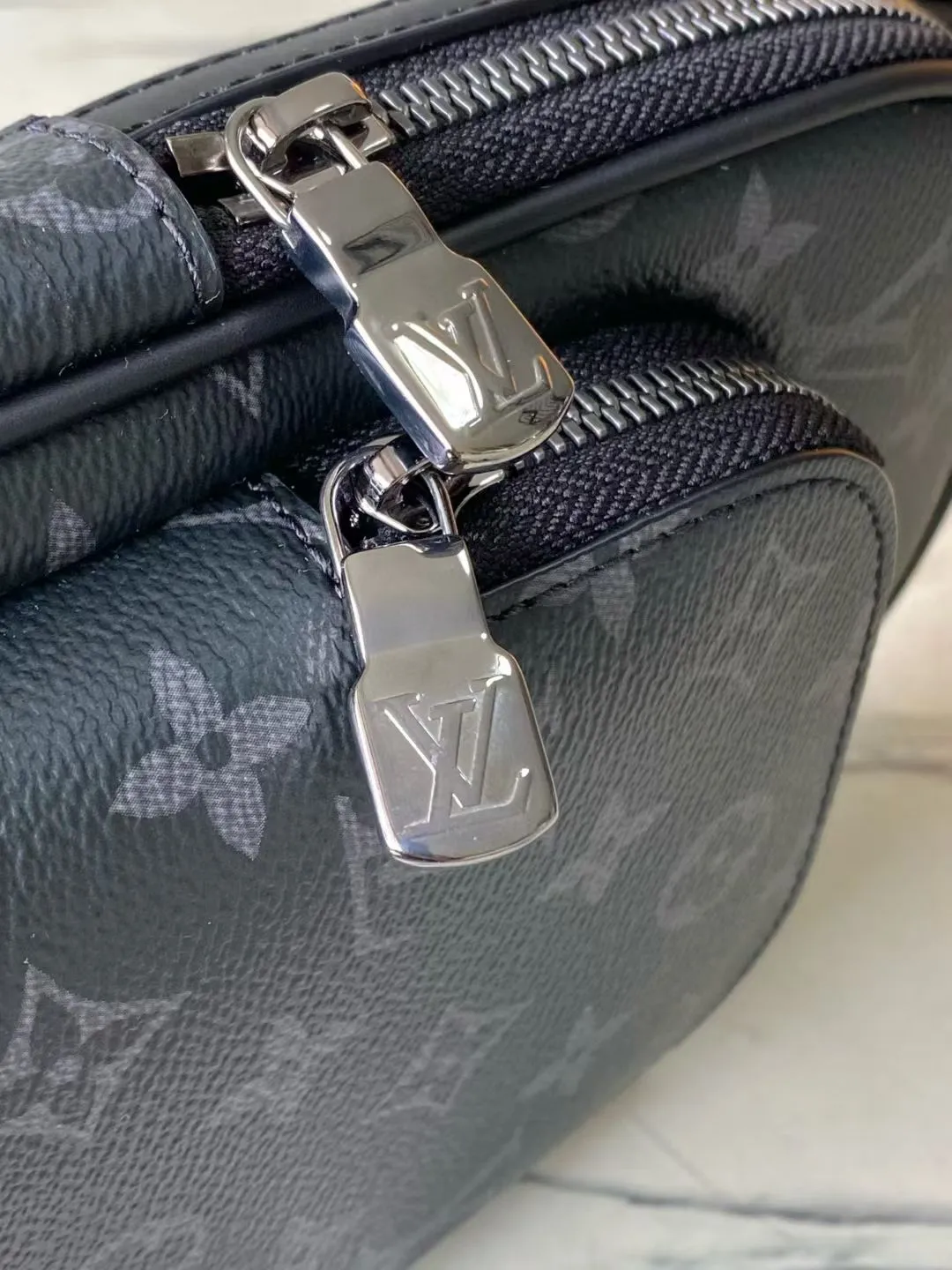 💰860 Top original item M47137 This Avenue small shoulder bag is made of Monogram Eclipse coated canvas, with a sophisticated structure that explores the trend of traveling cross-body. An interior pocket in the main compartment ensures secure storage, while an exterior zippered pocket provides easy access to frequently used items. There is a triangular zipper pocket where the shoulder strap connects to the handbag. Dimensions: 16 × 33 × 5.7 cm