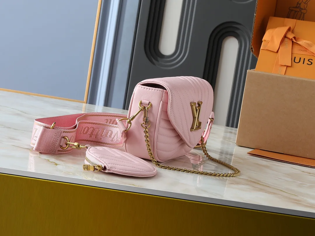 💰220💰Upgraded from the original M53936 M56461 M56466 M56471 M56468 Multi Pochette New The Wave handbag is made of smooth and soft quilted calf leather. It has a dynamic design, adjustable shoulder straps, antique gold metal accessories, bronze gold chain inscriptions and striped jacquard shoulder straps. It can be worn cross-body to provide a variety of carrying methods. The coin-shaped round bag on the shoulder strap can hold keys, change, etc. Size:19/14/5cm