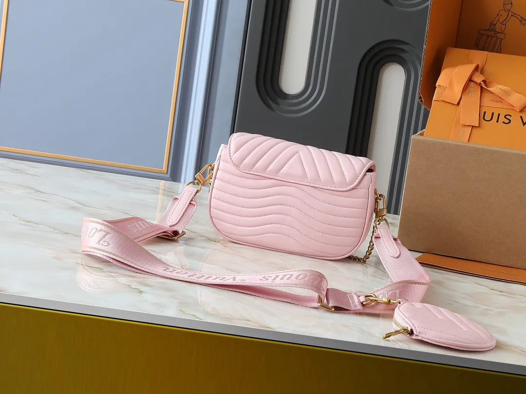 💰220💰Upgraded from the original M53936 M56461 M56466 M56471 M56468 Multi Pochette New The Wave handbag is made of smooth and soft quilted calf leather. It has a dynamic design, adjustable shoulder straps, antique gold metal accessories, bronze gold chain inscriptions and striped jacquard shoulder straps. It can be worn cross-body to provide a variety of carrying methods. The coin-shaped round bag on the shoulder strap can hold keys, change, etc. Size:19/14/5cm