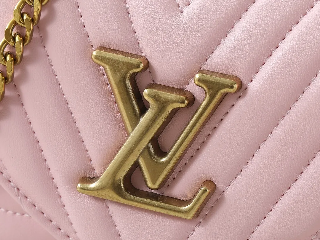 💰220💰Upgraded from the original M53936 M56461 M56466 M56471 M56468 Multi Pochette New The Wave handbag is made of smooth and soft quilted calf leather. It has a dynamic design, adjustable shoulder straps, antique gold metal accessories, bronze gold chain inscriptions and striped jacquard shoulder straps. It can be worn cross-body to provide a variety of carrying methods. The coin-shaped round bag on the shoulder strap can hold keys, change, etc. Size:19/14/5cm