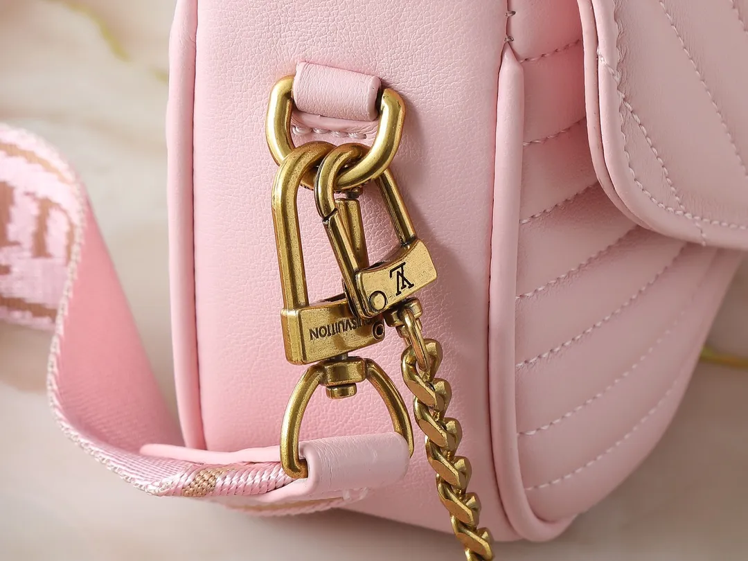 💰220💰Upgraded from the original M53936 M56461 M56466 M56471 M56468 Multi Pochette New The Wave handbag is made of smooth and soft quilted calf leather. It has a dynamic design, adjustable shoulder straps, antique gold metal accessories, bronze gold chain inscriptions and striped jacquard shoulder straps. It can be worn cross-body to provide a variety of carrying methods. The coin-shaped round bag on the shoulder strap can hold keys, change, etc. Size:19/14/5cm
