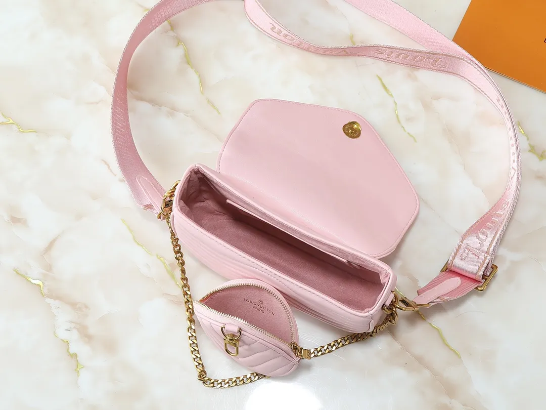 💰220💰Upgraded from the original M53936 M56461 M56466 M56471 M56468 Multi Pochette New The Wave handbag is made of smooth and soft quilted calf leather. It has a dynamic design, adjustable shoulder straps, antique gold metal accessories, bronze gold chain inscriptions and striped jacquard shoulder straps. It can be worn cross-body to provide a variety of carrying methods. The coin-shaped round bag on the shoulder strap can hold keys, change, etc. Size:19/14/5cm