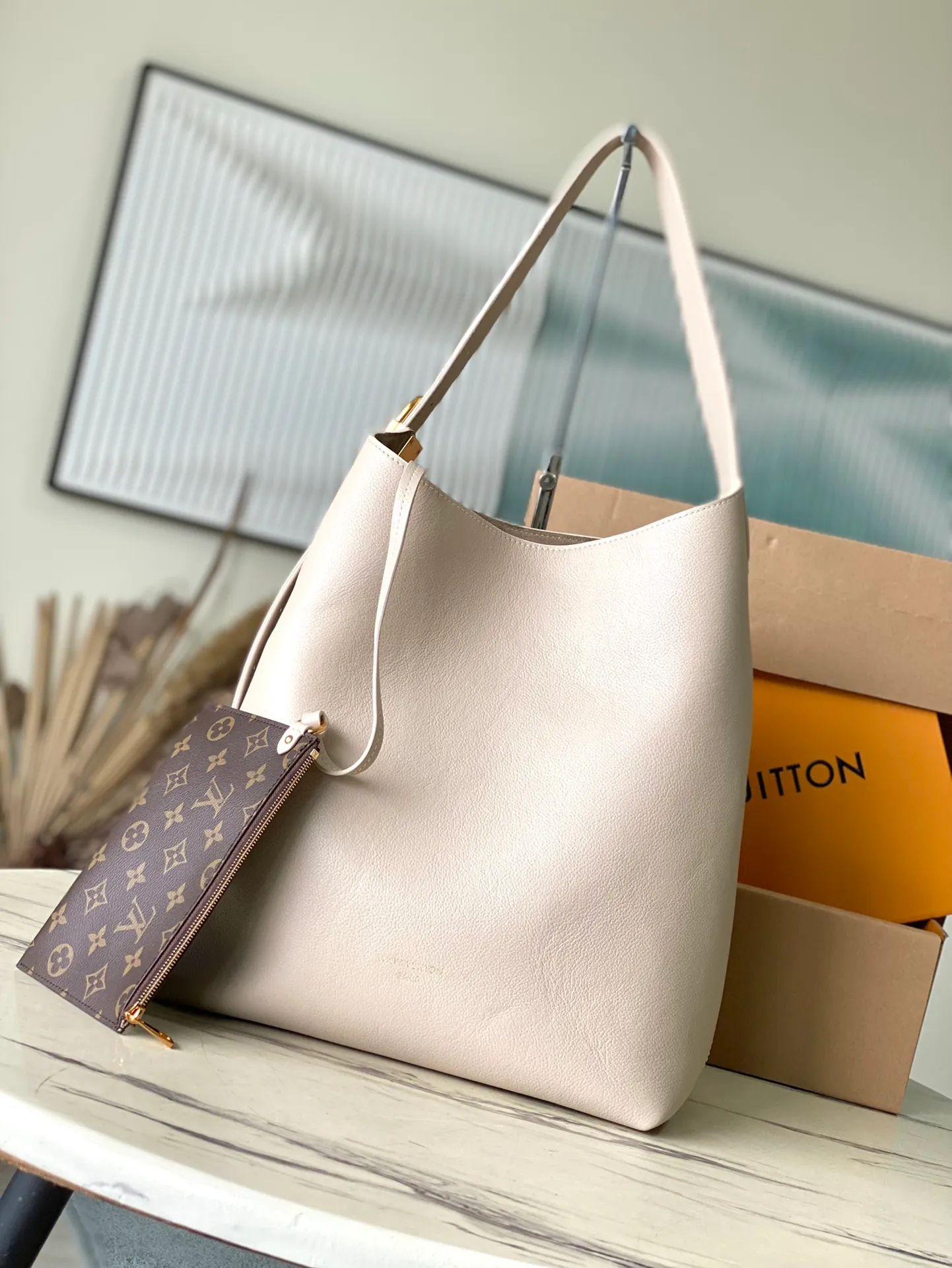 💰1160 (top layer leather) top original order M25022 milky white gray. Support counter inspection. Photos taken of duty-free goods are consistent with the product without unpacking. This product is an exclusive duty-free product in the market and is the highest-end product. Inspection is supported. This product has passed strict inspection and is flawless. Please wear gloves when touching the product. This product is not returnable or exchangeable. Please confirm the product first and then remove the label on the handle. This product is temporarily not open to the public, only regular customers, and is in short supply. Dimensions: 31 x 35 x 18 cm