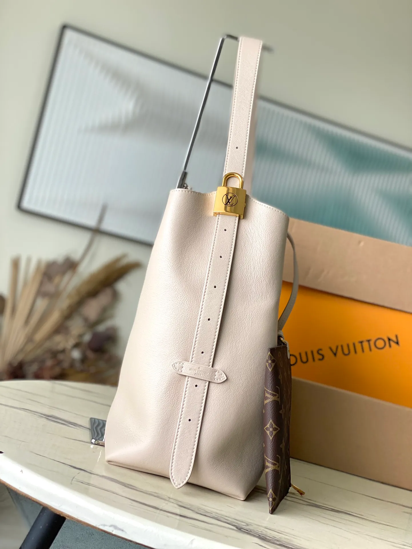 💰1160 (top layer leather) top original order M25022 milky white gray. Support counter inspection. Photos taken of duty-free goods are consistent with the product without unpacking. This product is an exclusive duty-free product in the market and is the highest-end product. Inspection is supported. This product has passed strict inspection and is flawless. Please wear gloves when touching the product. This product is not returnable or exchangeable. Please confirm the product first and then remove the label on the handle. This product is temporarily not open to the public, only regular customers, and is in short supply. Dimensions: 31 x 35 x 18 cm