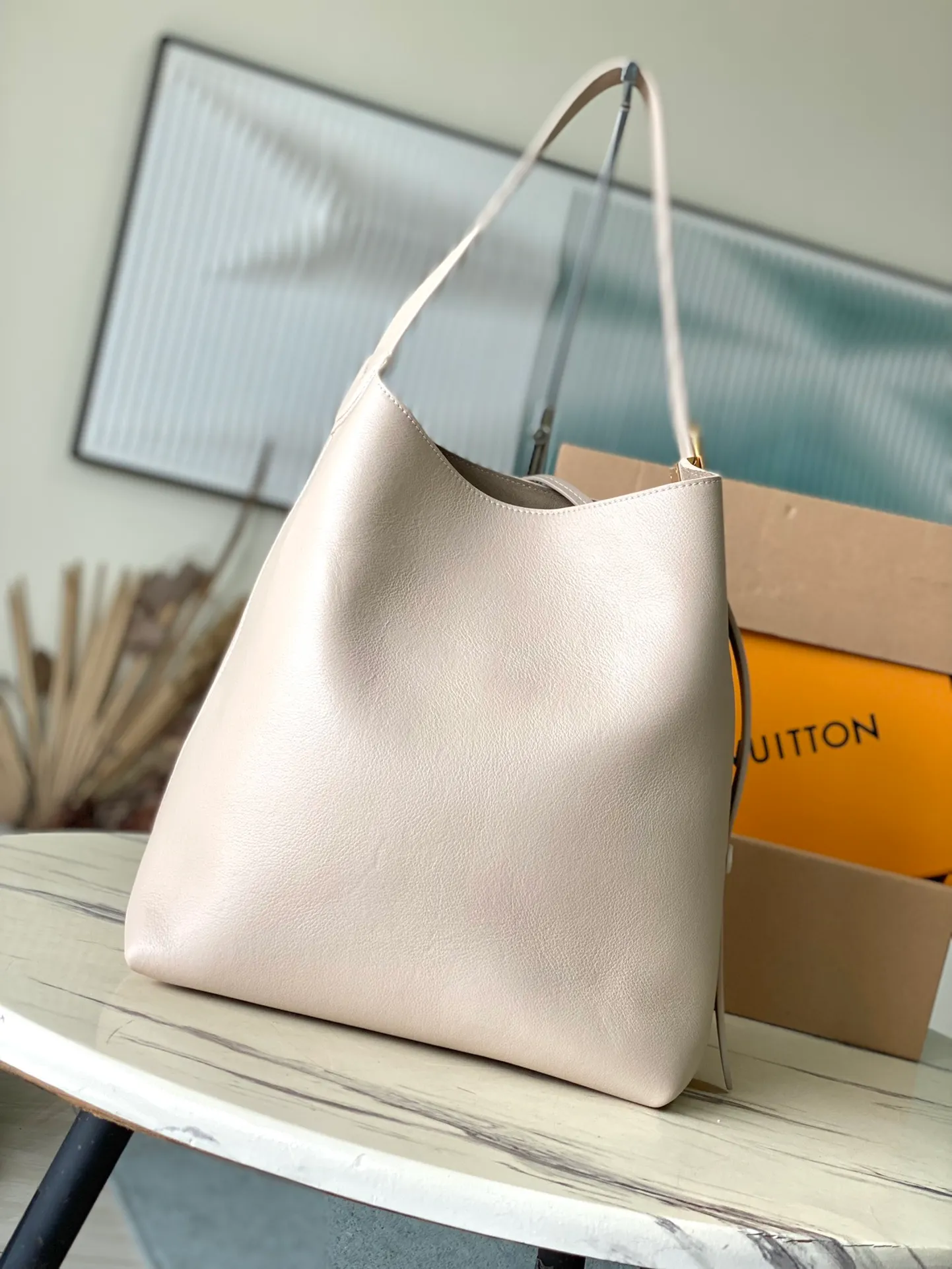 💰1160 (top layer leather) top original order M25022 milky white gray. Support counter inspection. Photos taken of duty-free goods are consistent with the product without unpacking. This product is an exclusive duty-free product in the market and is the highest-end product. Inspection is supported. This product has passed strict inspection and is flawless. Please wear gloves when touching the product. This product is not returnable or exchangeable. Please confirm the product first and then remove the label on the handle. This product is temporarily not open to the public, only regular customers, and is in short supply. Dimensions: 31 x 35 x 18 cm