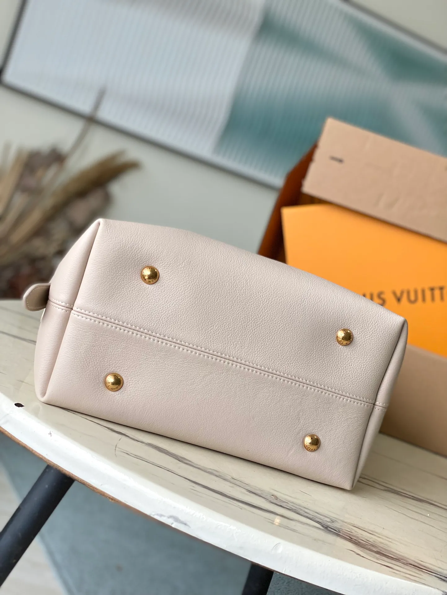 💰1160 (top layer leather) top original order M25022 milky white gray. Support counter inspection. Photos taken of duty-free goods are consistent with the product without unpacking. This product is an exclusive duty-free product in the market and is the highest-end product. Inspection is supported. This product has passed strict inspection and is flawless. Please wear gloves when touching the product. This product is not returnable or exchangeable. Please confirm the product first and then remove the label on the handle. This product is temporarily not open to the public, only regular customers, and is in short supply. Dimensions: 31 x 35 x 18 cm