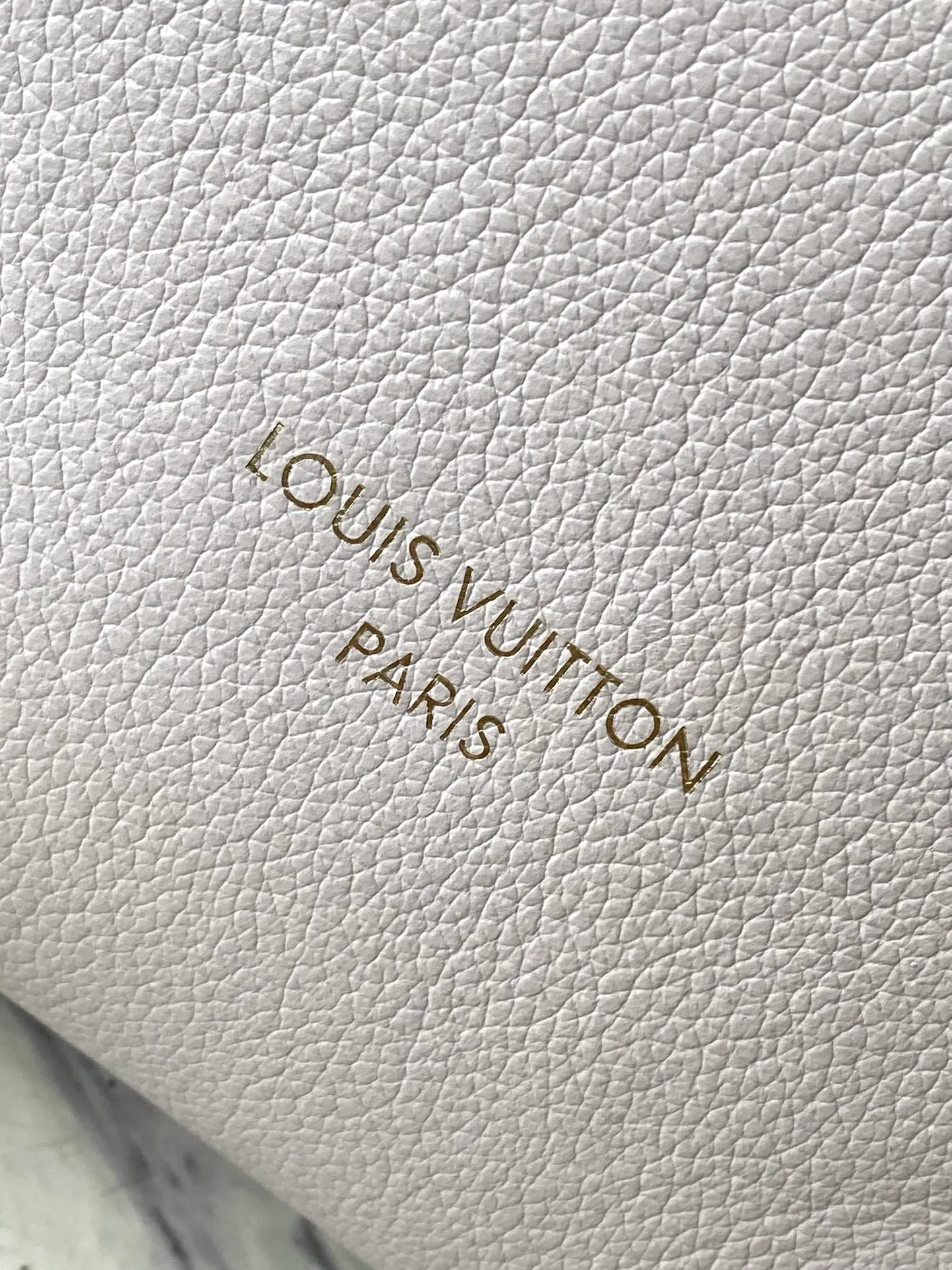 💰1160 (top layer leather) top original order M25022 milky white gray. Support counter inspection. Photos taken of duty-free goods are consistent with the product without unpacking. This product is an exclusive duty-free product in the market and is the highest-end product. Inspection is supported. This product has passed strict inspection and is flawless. Please wear gloves when touching the product. This product is not returnable or exchangeable. Please confirm the product first and then remove the label on the handle. This product is temporarily not open to the public, only regular customers, and is in short supply. Dimensions: 31 x 35 x 18 cm
