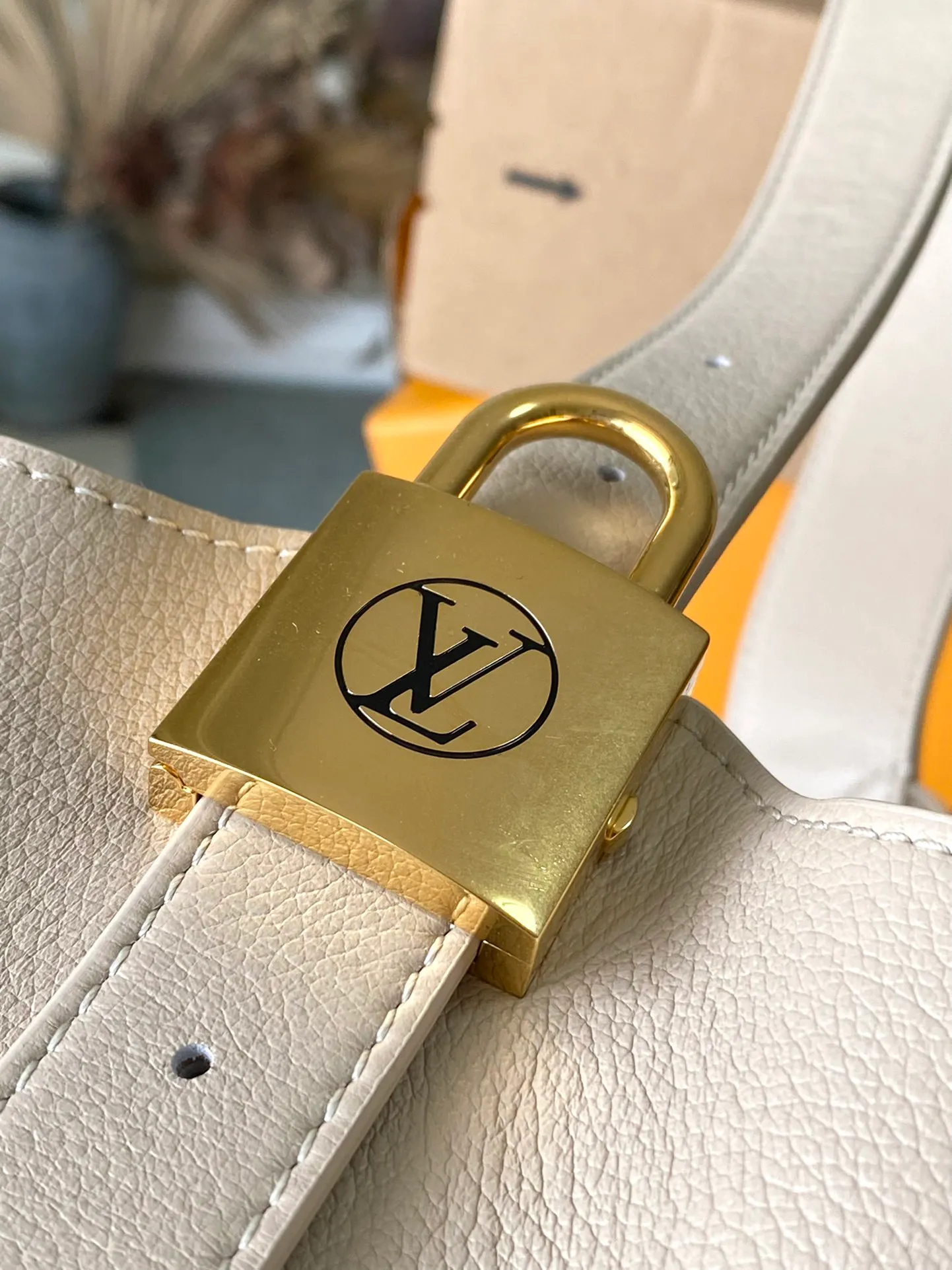 💰1160 (top layer leather) top original order M25022 milky white gray. Support counter inspection. Photos taken of duty-free goods are consistent with the product without unpacking. This product is an exclusive duty-free product in the market and is the highest-end product. Inspection is supported. This product has passed strict inspection and is flawless. Please wear gloves when touching the product. This product is not returnable or exchangeable. Please confirm the product first and then remove the label on the handle. This product is temporarily not open to the public, only regular customers, and is in short supply. Dimensions: 31 x 35 x 18 cm