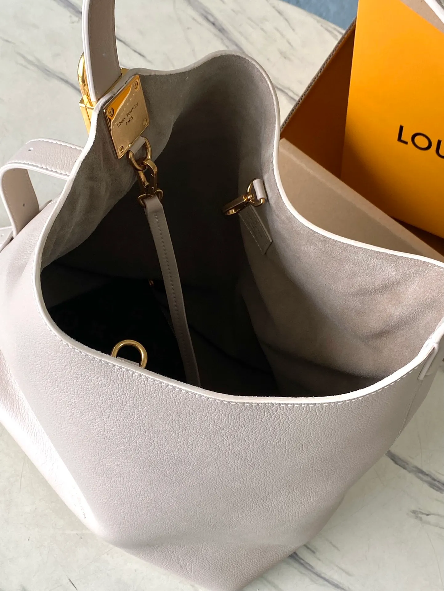 💰1160 (top layer leather) top original order M25022 milky white gray. Support counter inspection. Photos taken of duty-free goods are consistent with the product without unpacking. This product is an exclusive duty-free product in the market and is the highest-end product. Inspection is supported. This product has passed strict inspection and is flawless. Please wear gloves when touching the product. This product is not returnable or exchangeable. Please confirm the product first and then remove the label on the handle. This product is temporarily not open to the public, only regular customers, and is in short supply. Dimensions: 31 x 35 x 18 cm