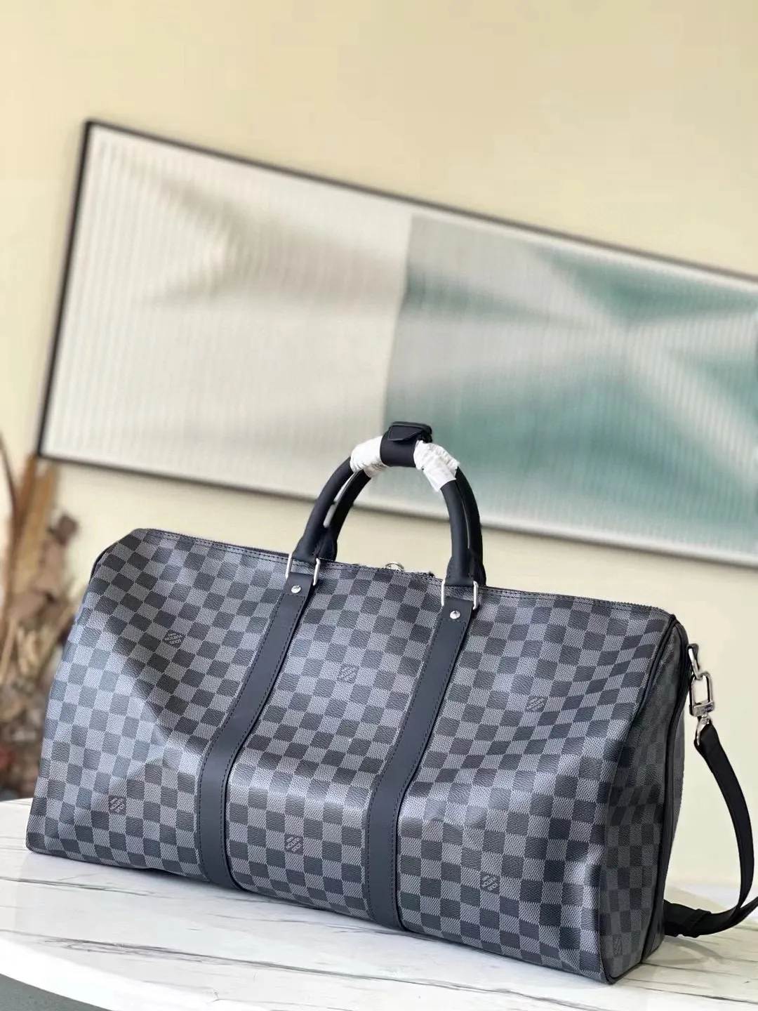 💰1000 (50 size) top original order M41416 black grid with spacious capacity and flexible use. Durable, safe and reliable. Fashionable style, mature and stable. Features a secure double zipper and padlock, making it perfect for business or pleasure. Dimensions: 50 × 29 × 22 cm.