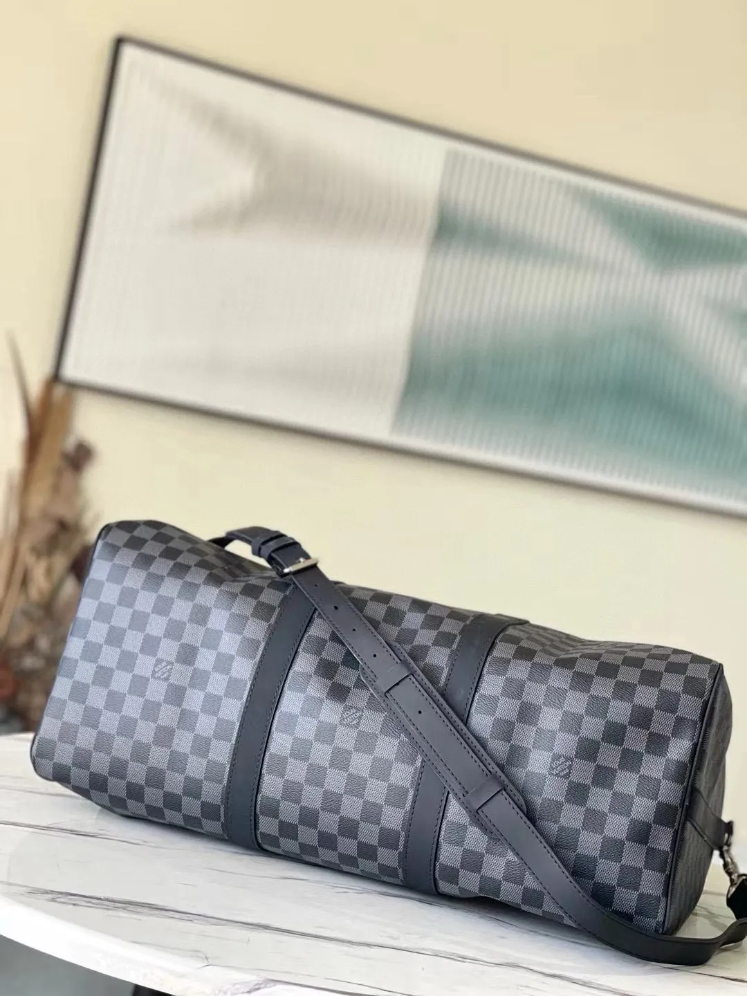 💰1000 (50 size) top original order M41416 black grid with spacious capacity and flexible use. Durable, safe and reliable. Fashionable style, mature and stable. Features a secure double zipper and padlock, making it perfect for business or pleasure. Dimensions: 50 × 29 × 22 cm.