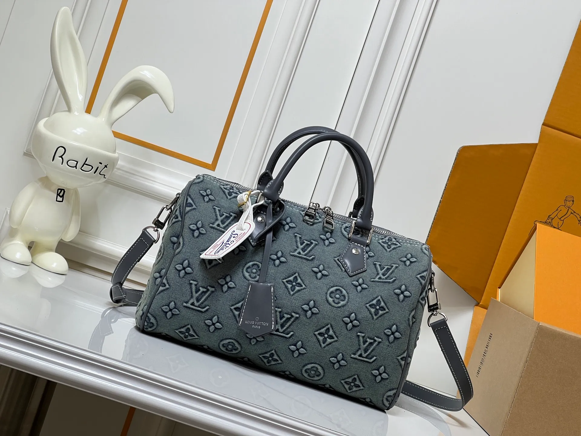 Batch 300💰M18076 M15159 M25766 M13344 Catwalk model embossed denim This Speedy Soft 30 comes from the LV Travels With Grace Coddlington series. It is made of rich-toned cow leather with gold hardware and interesting embossed embossing shapes. Removable name tag features Grace Coddington's handwriting. Size: 30X21X17 cm