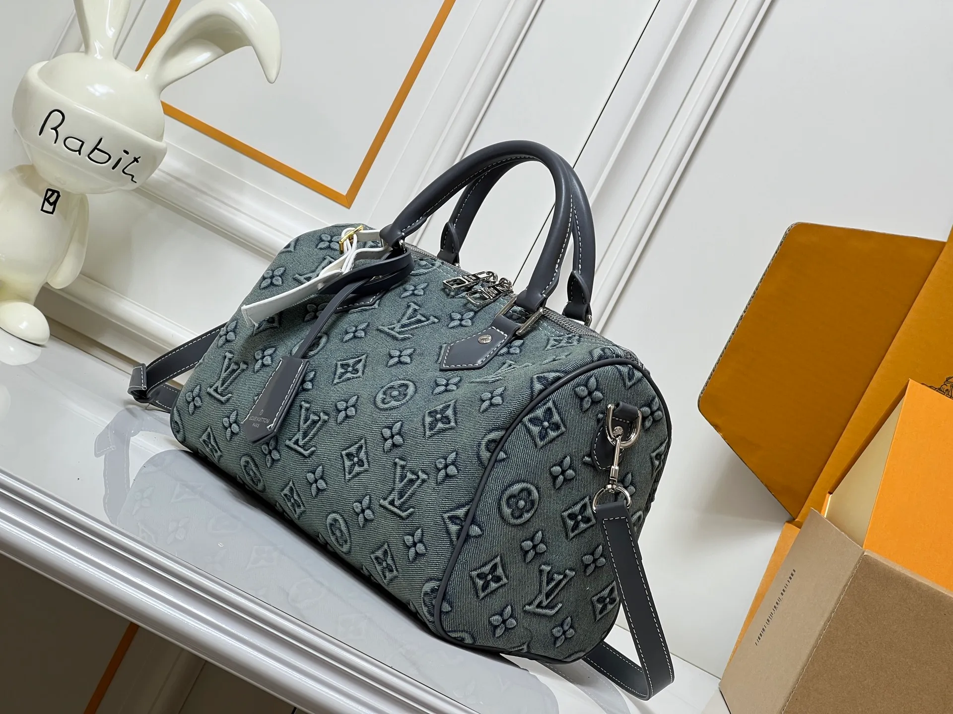 Batch 300💰M18076 M15159 M25766 M13344 Catwalk model embossed denim This Speedy Soft 30 comes from the LV Travels With Grace Coddlington series. It is made of rich-toned cow leather with gold hardware and interesting embossed embossing shapes. Removable name tag features Grace Coddington's handwriting. Size: 30X21X17 cm