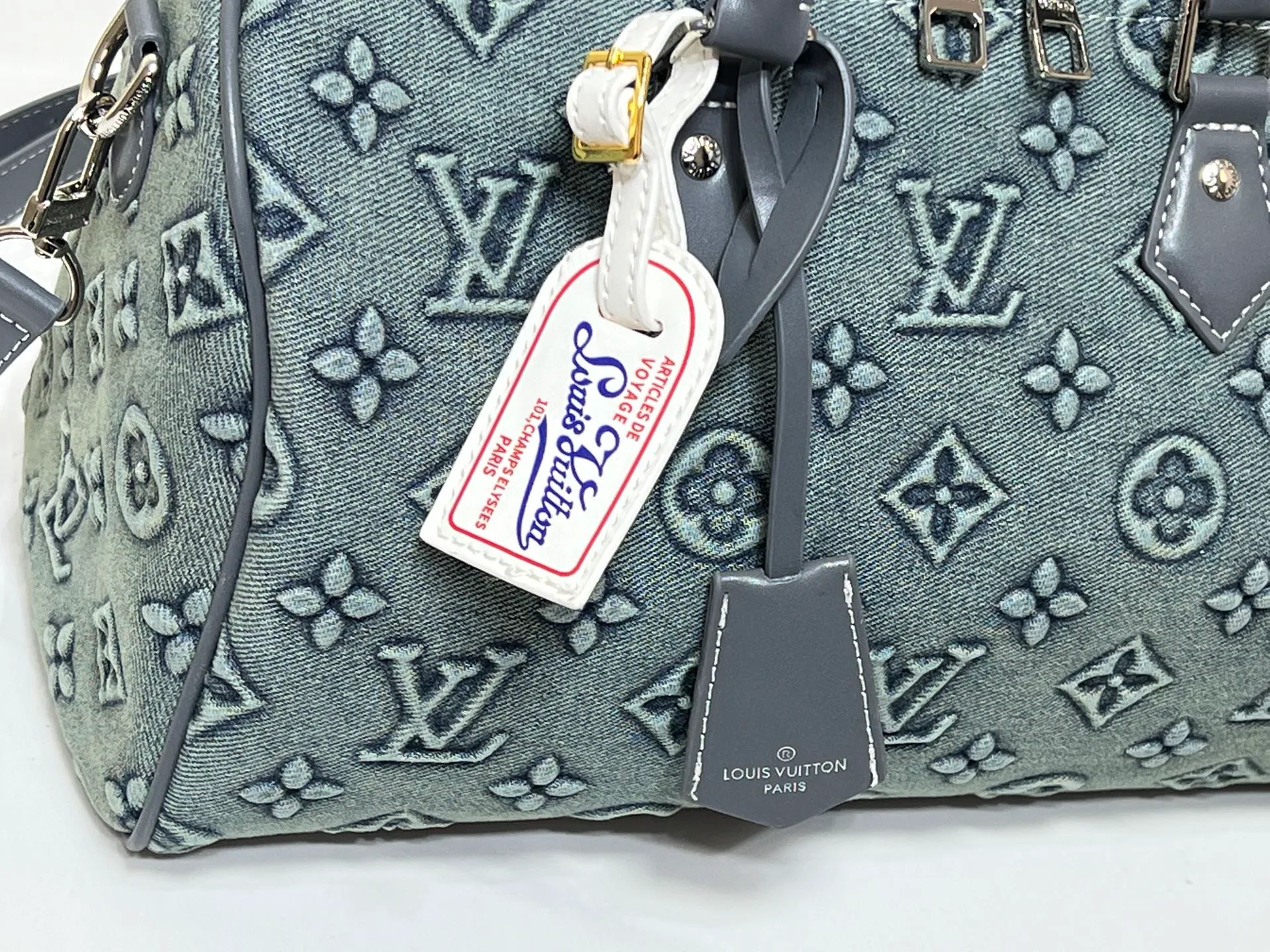 Batch 300💰M18076 M15159 M25766 M13344 Catwalk model embossed denim This Speedy Soft 30 comes from the LV Travels With Grace Coddlington series. It is made of rich-toned cow leather with gold hardware and interesting embossed embossing shapes. Removable name tag features Grace Coddington's handwriting. Size: 30X21X17 cm