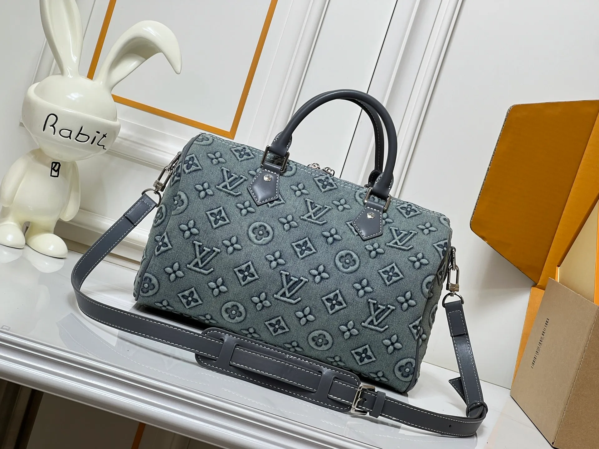 Batch 300💰M18076 M15159 M25766 M13344 Catwalk model embossed denim This Speedy Soft 30 comes from the LV Travels With Grace Coddlington series. It is made of rich-toned cow leather with gold hardware and interesting embossed embossing shapes. Removable name tag features Grace Coddington's handwriting. Size: 30X21X17 cm