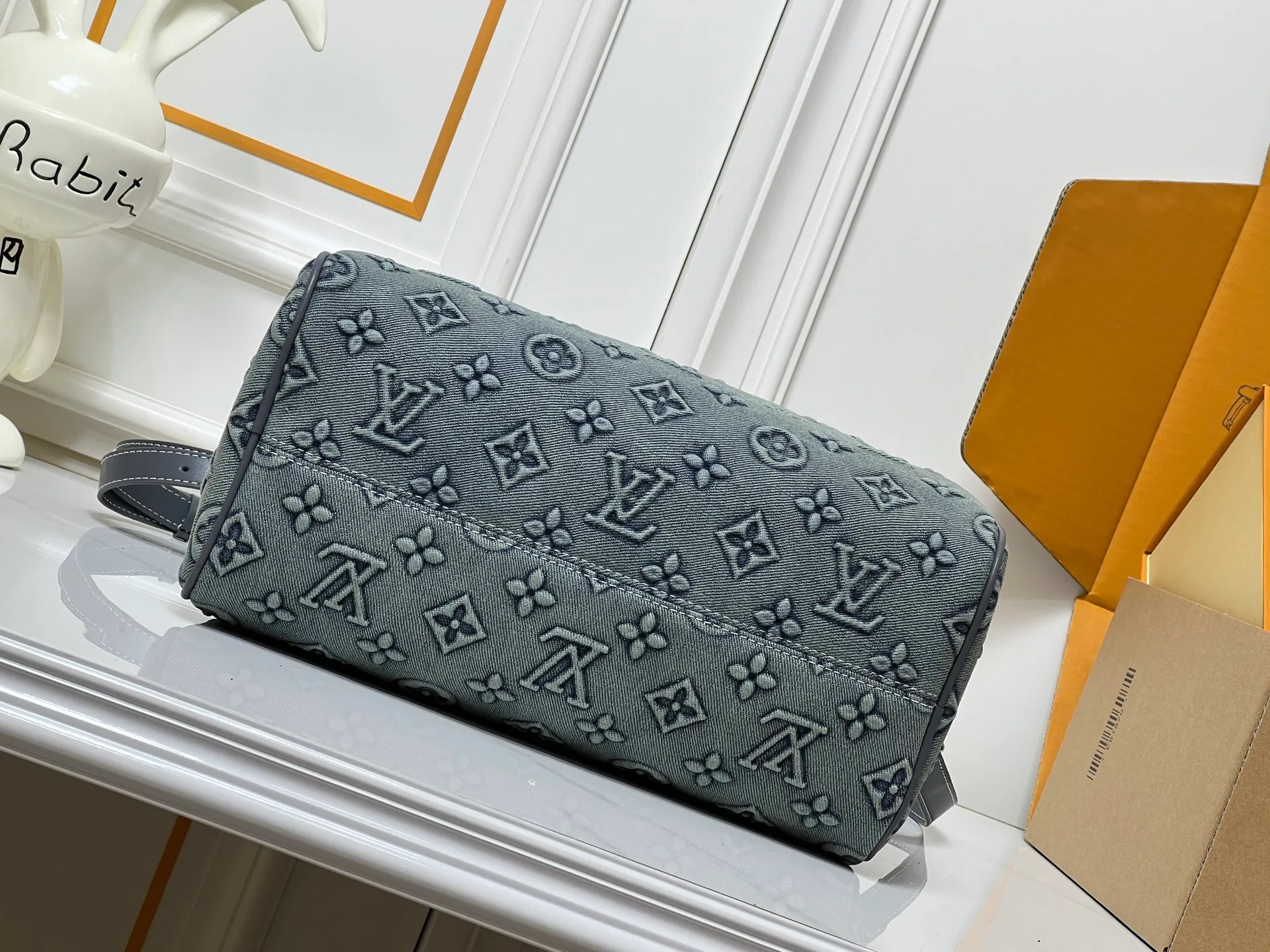 Batch 300💰M18076 M15159 M25766 M13344 Catwalk model embossed denim This Speedy Soft 30 comes from the LV Travels With Grace Coddlington series. It is made of rich-toned cow leather with gold hardware and interesting embossed embossing shapes. Removable name tag features Grace Coddington's handwriting. Size: 30X21X17 cm