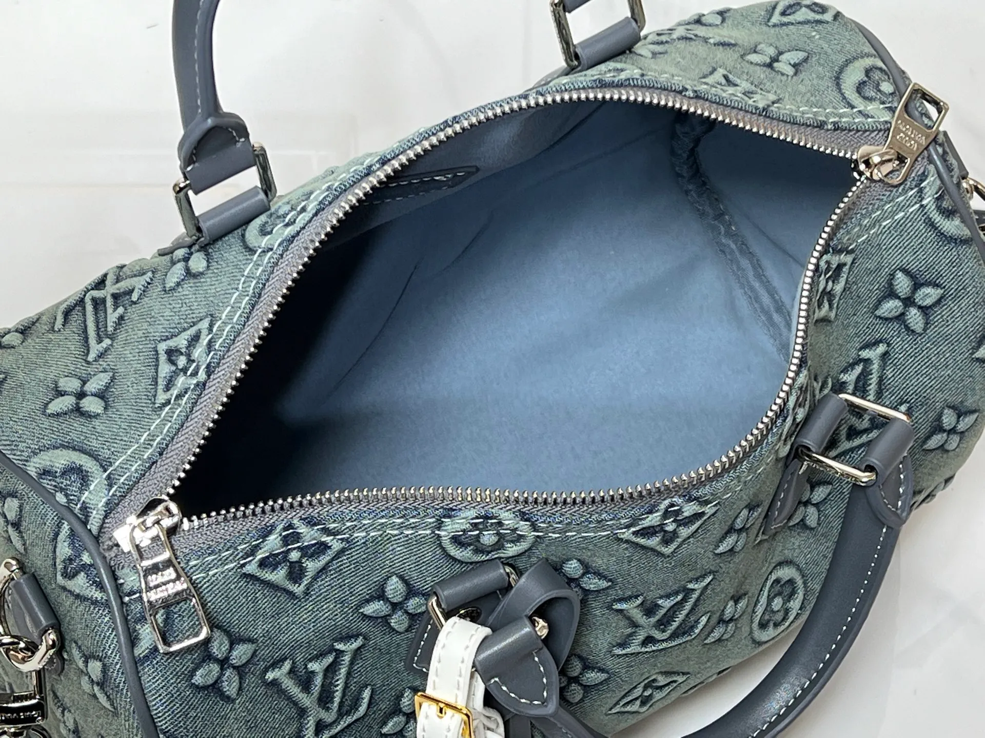Batch 300💰M18076 M15159 M25766 M13344 Catwalk model embossed denim This Speedy Soft 30 comes from the LV Travels With Grace Coddlington series. It is made of rich-toned cow leather with gold hardware and interesting embossed embossing shapes. Removable name tag features Grace Coddington's handwriting. Size: 30X21X17 cm