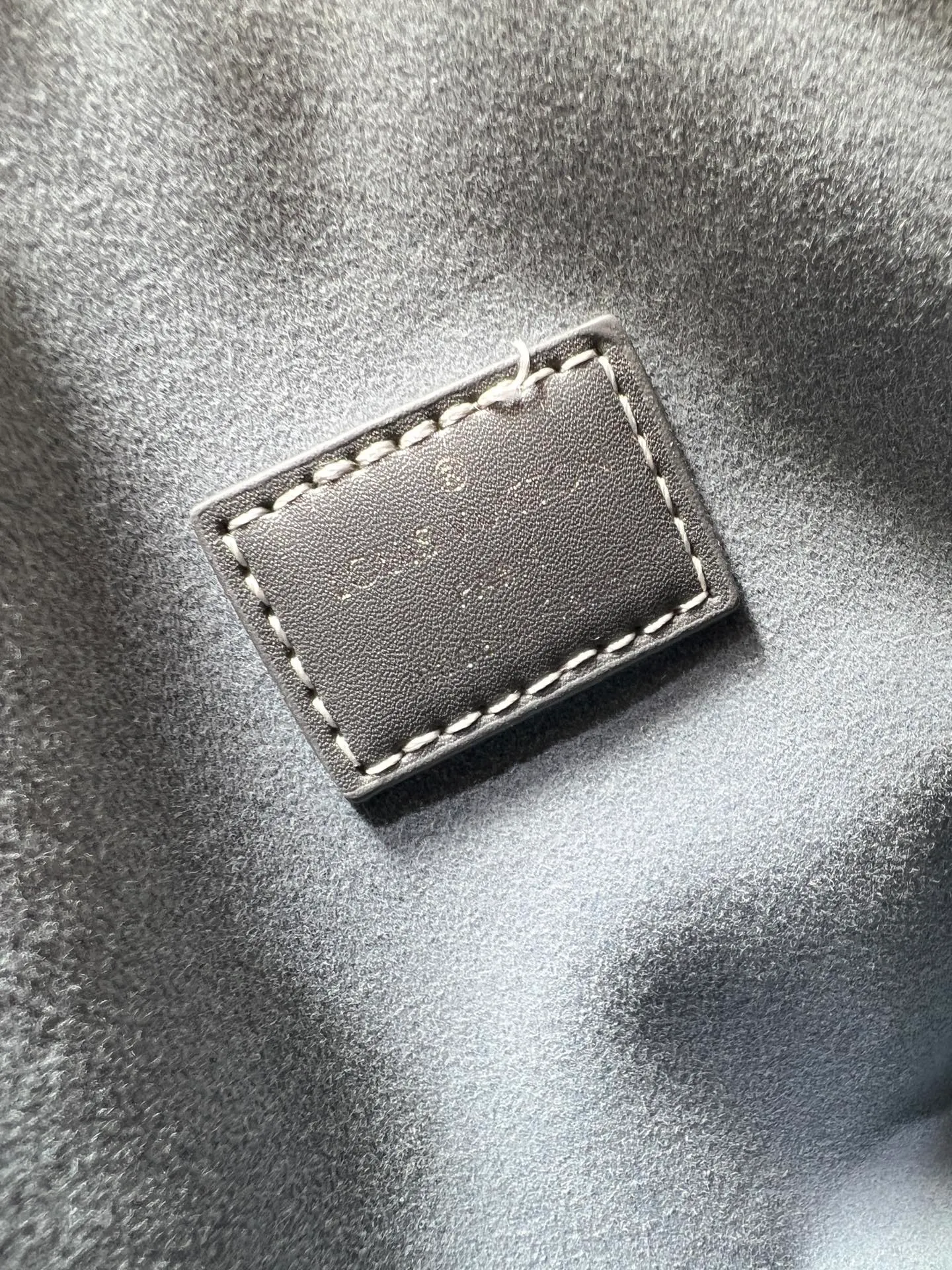 Batch 300💰M18076 M15159 M25766 M13344 Catwalk model embossed denim This Speedy Soft 30 comes from the LV Travels With Grace Coddlington series. It is made of rich-toned cow leather with gold hardware and interesting embossed embossing shapes. Removable name tag features Grace Coddington's handwriting. Size: 30X21X17 cm