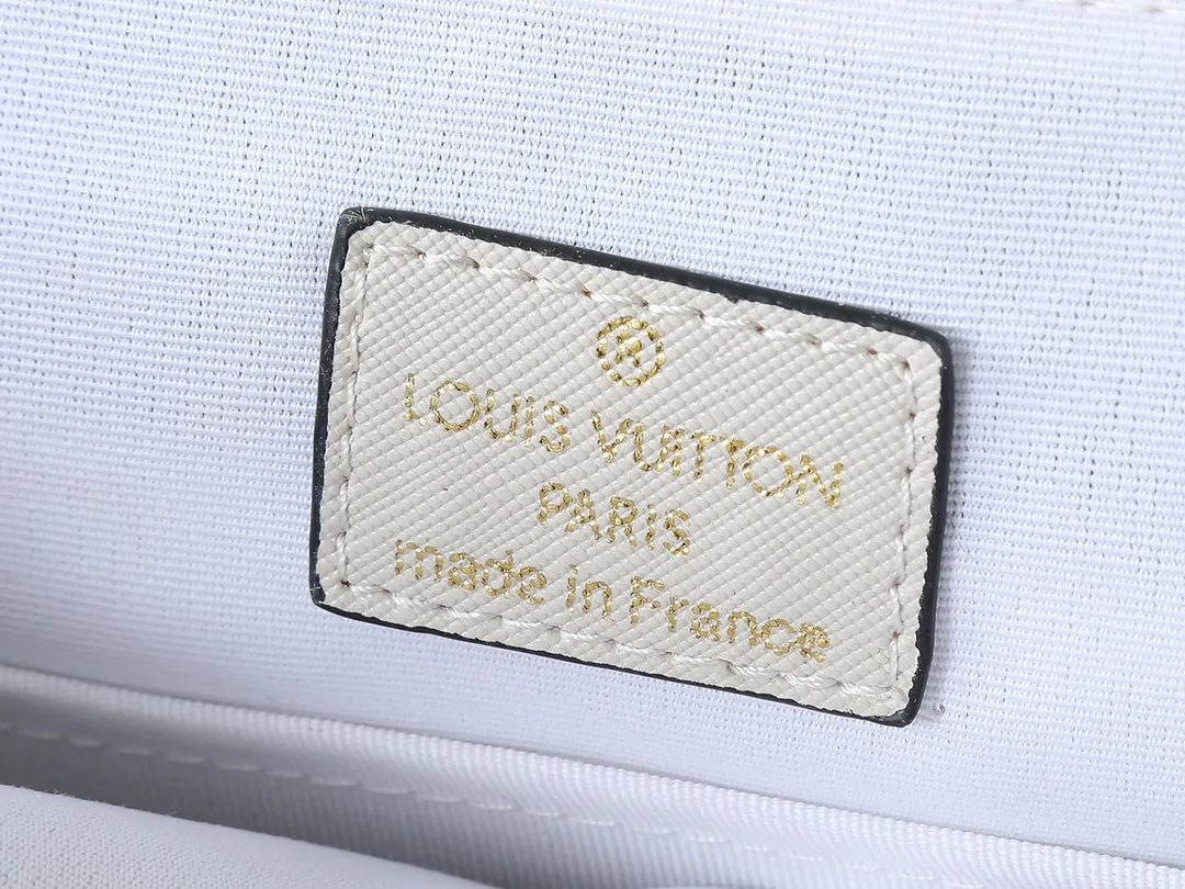 💰240💰Upgraded from the original M30850 M30851 M46255 This District small messenger bag is made of Damier Infini coated canvas, equipped with magnetic buckle closure and zipper back pocket, enriching daily travel with classic style. Adjustable shoulder strap marked with Louis Vuitton logo. Damier Infini coated canvas, cow leather trim, fabric lining, metal hardware, magnetic flap, zippered back pocket, inner patch pocket, inner front pocket, non-detachable, adjustable shoulder strap! Size:26x20x7CM