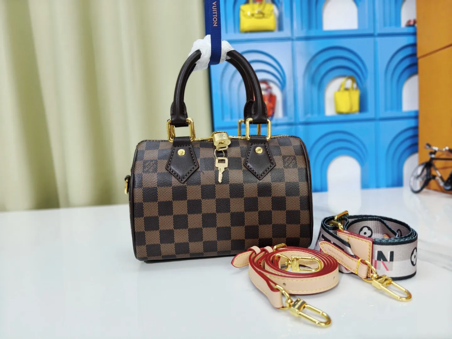 P240💰 M46222.M46234.M45957.M45948Presbyopia This Speedy Bandoulière 20 handbag is made of Monogram canvas, cow leather trim and fabric lining. It continues the classic design of Louis Vuitton Speedy travel bag in a compact size. It is equipped with rolled leather handles and a detachable and adjustable fabric shoulder strap embellished with the brand's logo texture. Detailed features 20.5 x 13.5 x 12 cm (length x height x width)