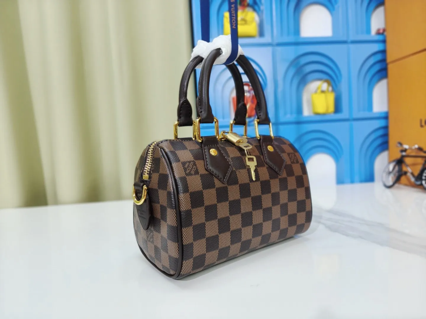 P240💰 M46222.M46234.M45957.M45948Presbyopia This Speedy Bandoulière 20 handbag is made of Monogram canvas, cow leather trim and fabric lining. It continues the classic design of Louis Vuitton Speedy travel bag in a compact size. It is equipped with rolled leather handles and a detachable and adjustable fabric shoulder strap embellished with the brand's logo texture. Detailed features 20.5 x 13.5 x 12 cm (length x height x width)