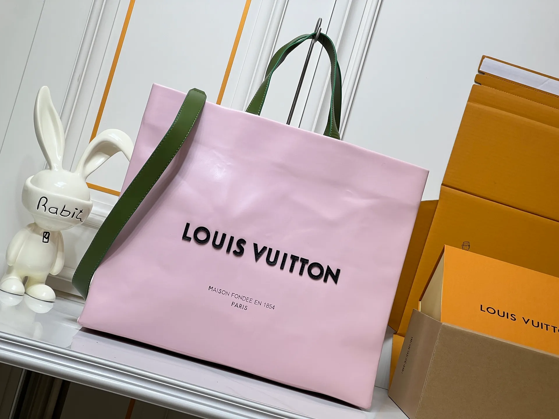 Batch 320💰M24457 Black Orange Blue Green Gray Presbyopia Plaid Black Crocodile Orange Crocodile Pattern 9 Colors ✔️ This Shopper medium handbag draws inspiration from Louis Vuitton shopping bags, with the words Louis Vuitton and Maison Fondée En 1854 written on soft cow leather, with a top handle and a detachable shoulder strap. Size: 40x32x16cm