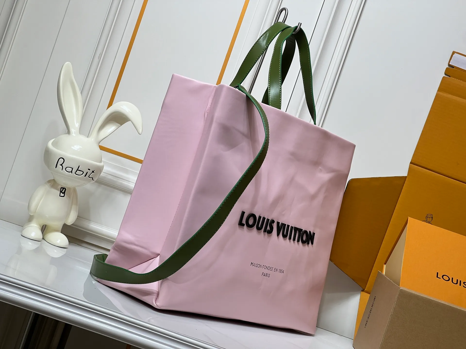 Batch 320💰M24457 Black Orange Blue Green Gray Presbyopia Plaid Black Crocodile Orange Crocodile Pattern 9 Colors ✔️ This Shopper medium handbag draws inspiration from Louis Vuitton shopping bags, with the words Louis Vuitton and Maison Fondée En 1854 written on soft cow leather, with a top handle and a detachable shoulder strap. Size: 40x32x16cm