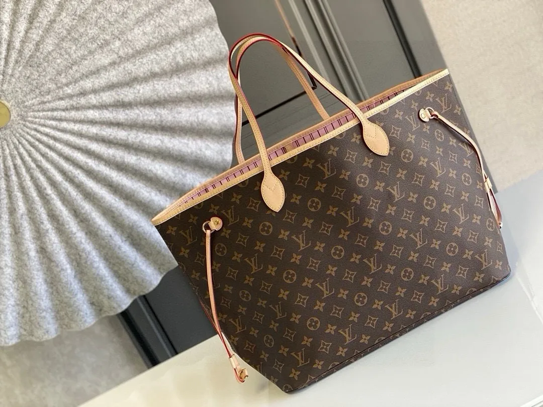 💰800 (large steel nails) top original order M50367NEVERFULL large handbag Neverfull is a new interpretation of the classic handbag and explores the exquisite details inside the bag. Redesigned interior pockets feature fresh fabric linings and vintage details inspired by the Louis Vuitton archives, most notably the detachable zippered clutch, which can be used as a sophisticated clutch on its own or as an additional pocket. Bright lining tones add a more lively feel to Monogram's classic canvas. Detailed features 39 x 32 x 19 cm (Length x Height x Width) Redesigned interior pocket with details inspired by the Louis Vuitton archives Pockets lined with linen fabric Removable zippered clutch with tonal interior pocket Natural cowhide leather trim Shiny gold-tone hardware Handles: double handles