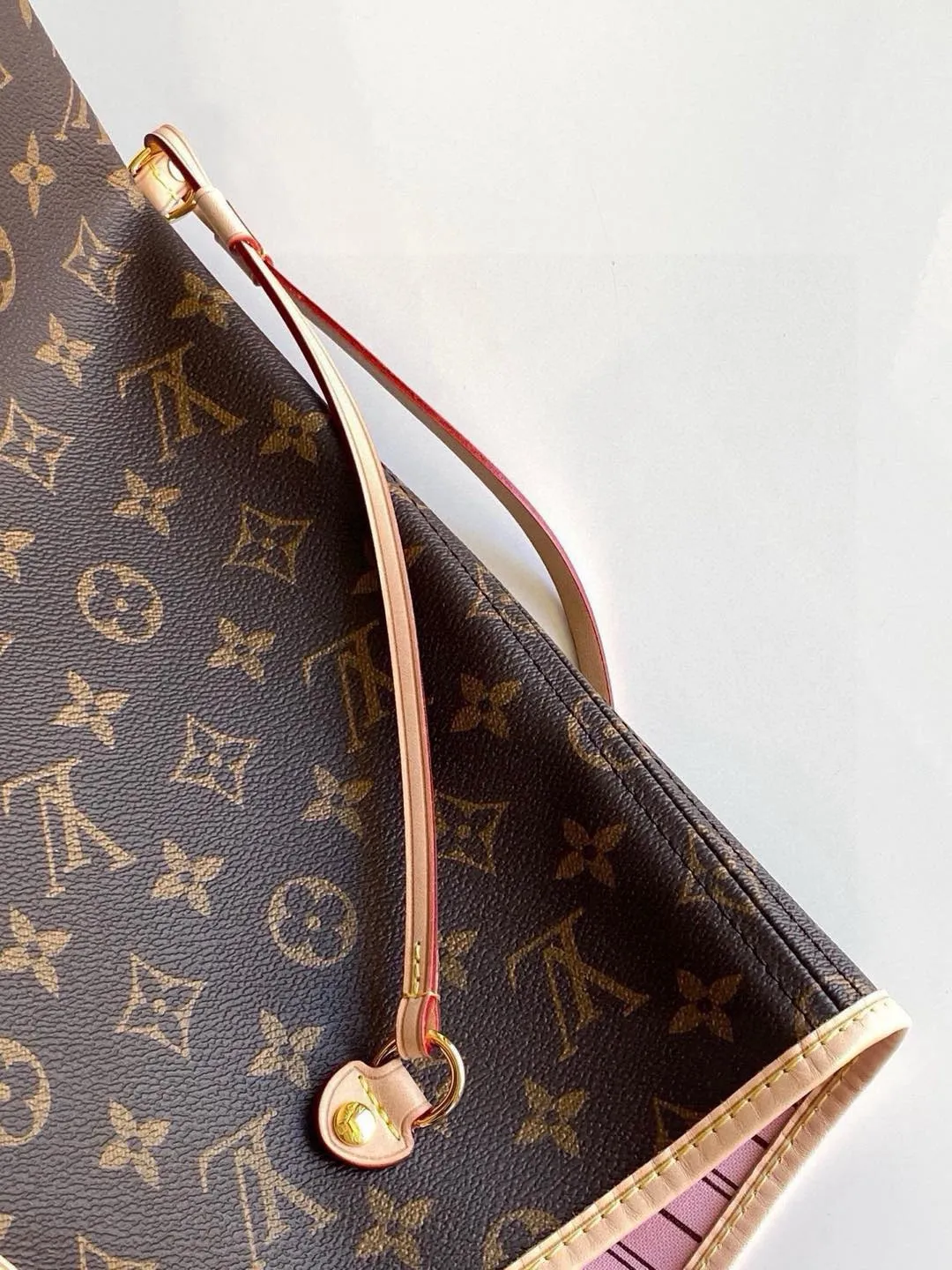 💰800 (large steel nails) top original order M50367NEVERFULL large handbag Neverfull is a new interpretation of the classic handbag and explores the exquisite details inside the bag. Redesigned interior pockets feature fresh fabric linings and vintage details inspired by the Louis Vuitton archives, most notably the detachable zippered clutch, which can be used as a sophisticated clutch on its own or as an additional pocket. Bright lining tones add a more lively feel to Monogram's classic canvas. Detailed features 39 x 32 x 19 cm (Length x Height x Width) Redesigned interior pocket with details inspired by the Louis Vuitton archives Pockets lined with linen fabric Removable zippered clutch with tonal interior pocket Natural cowhide leather trim Shiny gold-tone hardware Handles: double handles