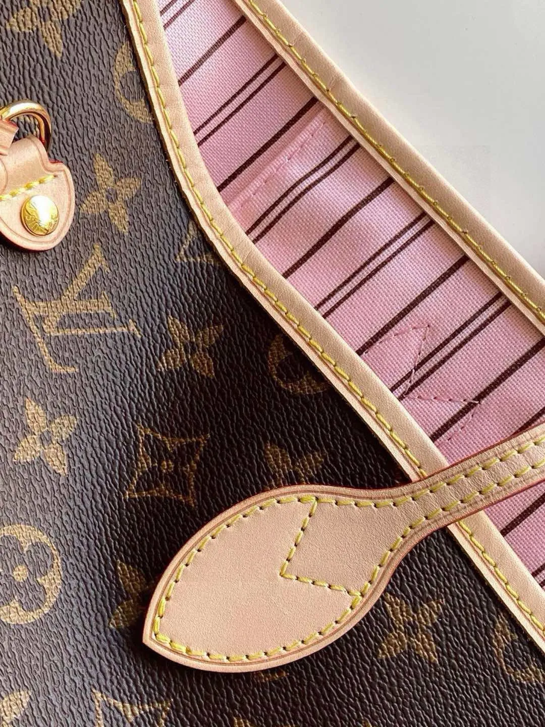 💰800 (large steel nails) top original order M50367NEVERFULL large handbag Neverfull is a new interpretation of the classic handbag and explores the exquisite details inside the bag. Redesigned interior pockets feature fresh fabric linings and vintage details inspired by the Louis Vuitton archives, most notably the detachable zippered clutch, which can be used as a sophisticated clutch on its own or as an additional pocket. Bright lining tones add a more lively feel to Monogram's classic canvas. Detailed features 39 x 32 x 19 cm (Length x Height x Width) Redesigned interior pocket with details inspired by the Louis Vuitton archives Pockets lined with linen fabric Removable zippered clutch with tonal interior pocket Natural cowhide leather trim Shiny gold-tone hardware Handles: double handles