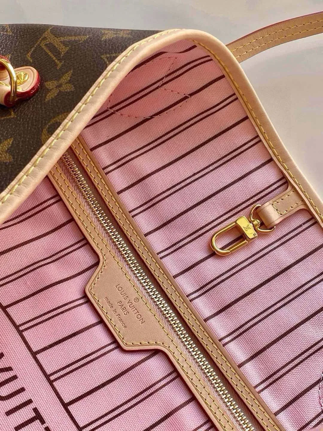 💰800 (large steel nails) top original order M50367NEVERFULL large handbag Neverfull is a new interpretation of the classic handbag and explores the exquisite details inside the bag. Redesigned interior pockets feature fresh fabric linings and vintage details inspired by the Louis Vuitton archives, most notably the detachable zippered clutch, which can be used as a sophisticated clutch on its own or as an additional pocket. Bright lining tones add a more lively feel to Monogram's classic canvas. Detailed features 39 x 32 x 19 cm (Length x Height x Width) Redesigned interior pocket with details inspired by the Louis Vuitton archives Pockets lined with linen fabric Removable zippered clutch with tonal interior pocket Natural cowhide leather trim Shiny gold-tone hardware Handles: double handles